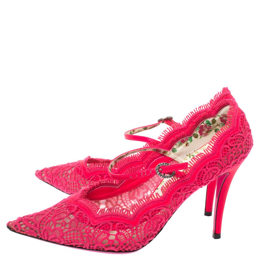 Exuding ultimate sophistication and femininity, these Virginia pumps by Gucci are stunning. They have been crafted from intricate lace and leather and come in a striking shade of pink. They are styled with pointed toes, Mary Jane straps, 10 cm