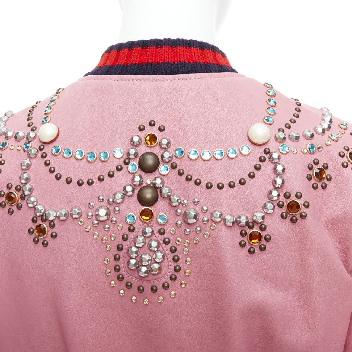 GUCCI Rosa Lammfell-Bomber mit Perlenverzierung und Webbesatz IT40 S
Referenz: NKLL/A00345
Marke: Gucci
Designer: Alessandro Michele
MATERIAL: Lammfell Leder, Wolle
Farbe: Rosa, Mehrfarbig
Muster: Gestreift
Verschluss: Reißverschluss
Innenfutter: