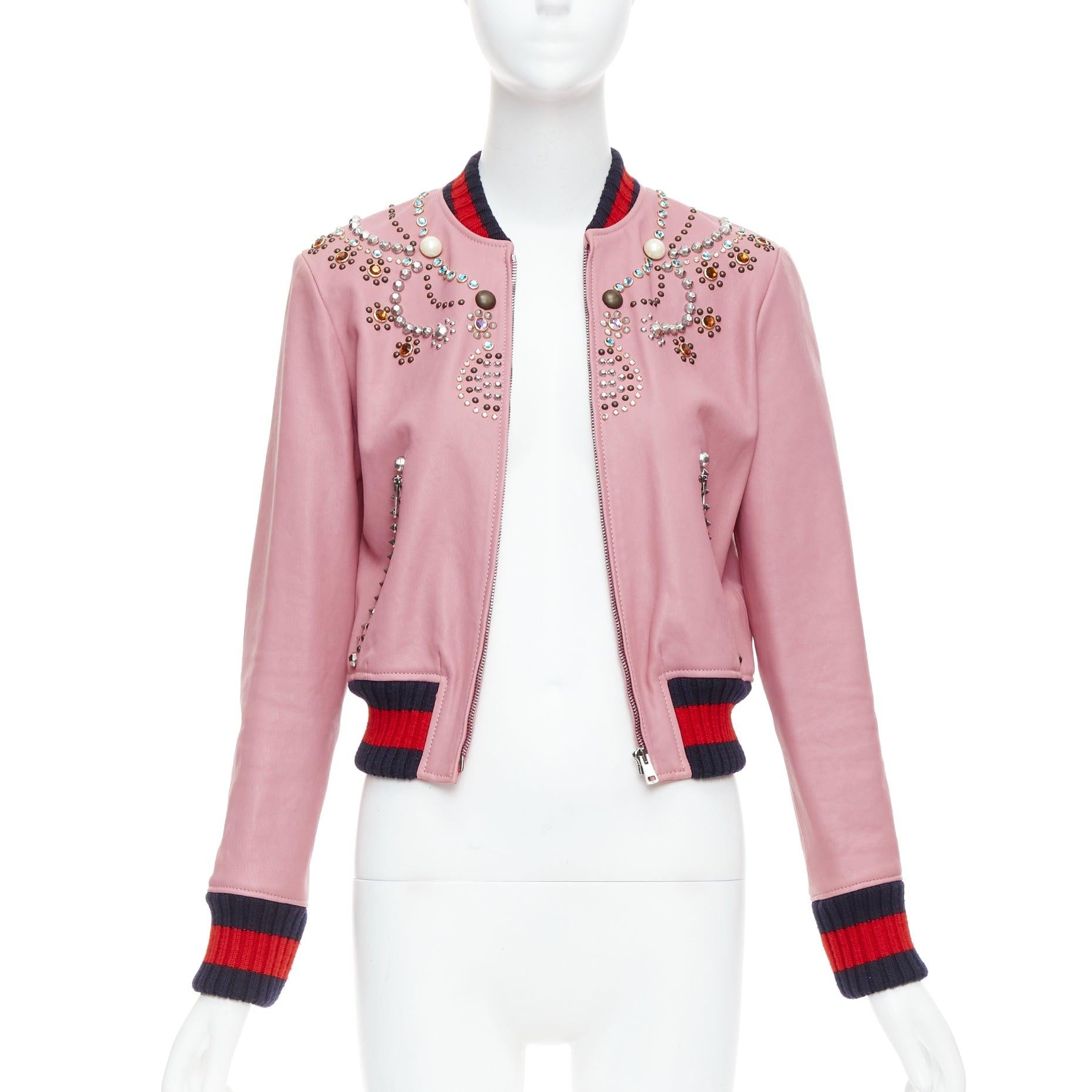 GUCCI Rosa Lammfell-Bomber mit Perlenverzierung und Webbesatz IT40 S (Beige) im Angebot