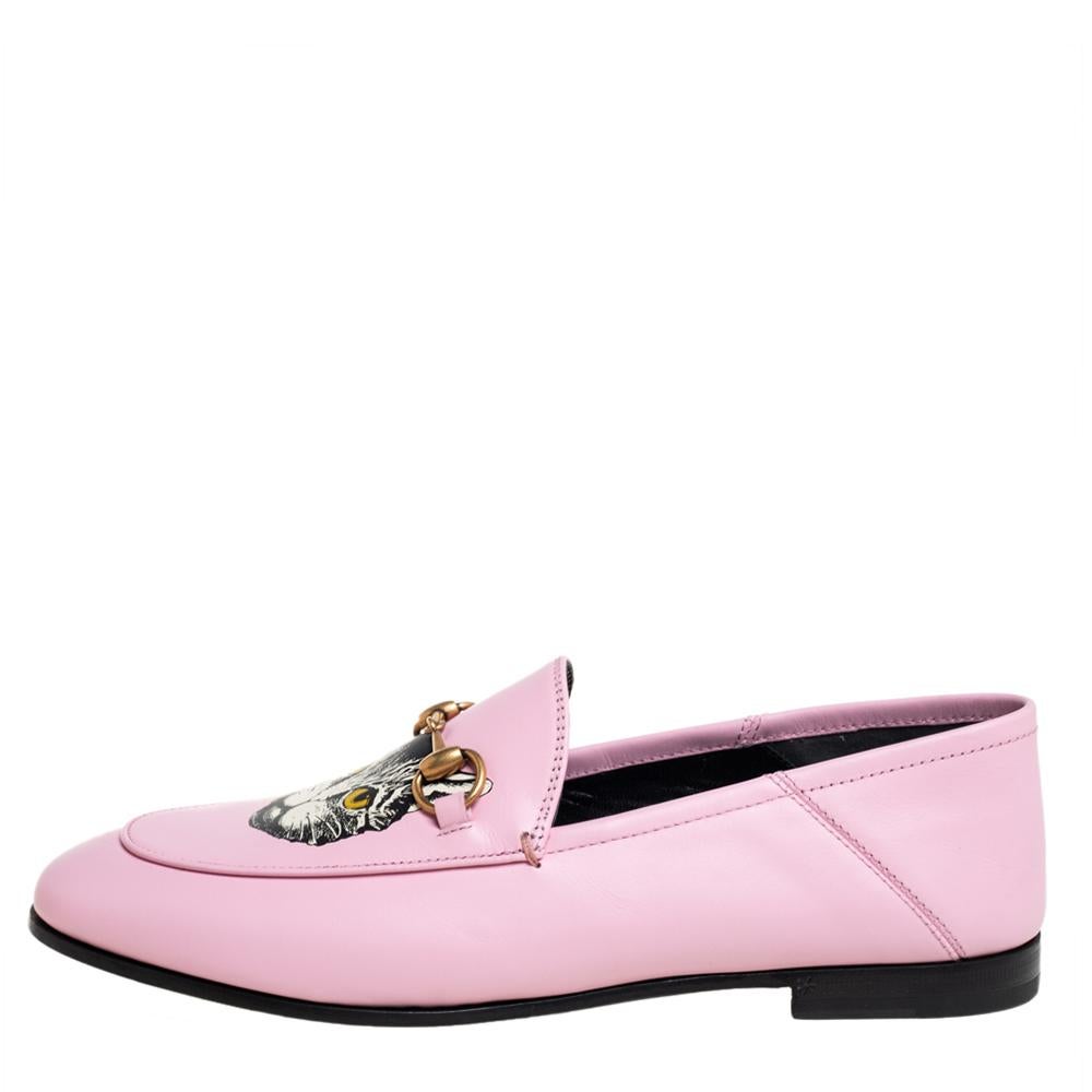 Exquisite and well-crafted, these Brixton Gucci loafers are worth owning. They have been made from leather and they come flaunting a pretty pink shade with the signature Horsebit details and cat detail on the uppers. Endowed with comfortable leather