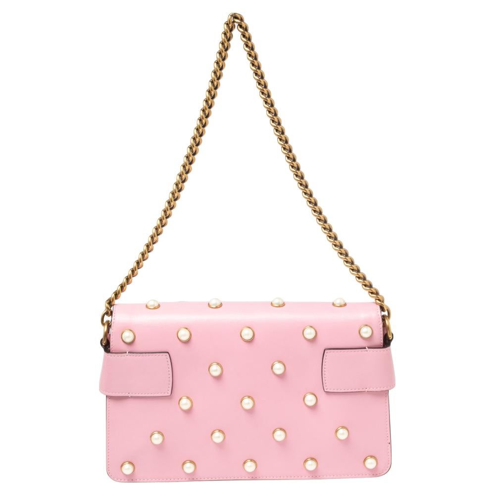 As one of the world's leading luxury fashion brands, Gucci continually offers creations that you can invest in. This pink Broadway Pearly Bee shoulder bag is crafted from leather into an elegant silhouette. It has a front flap closure on which rests