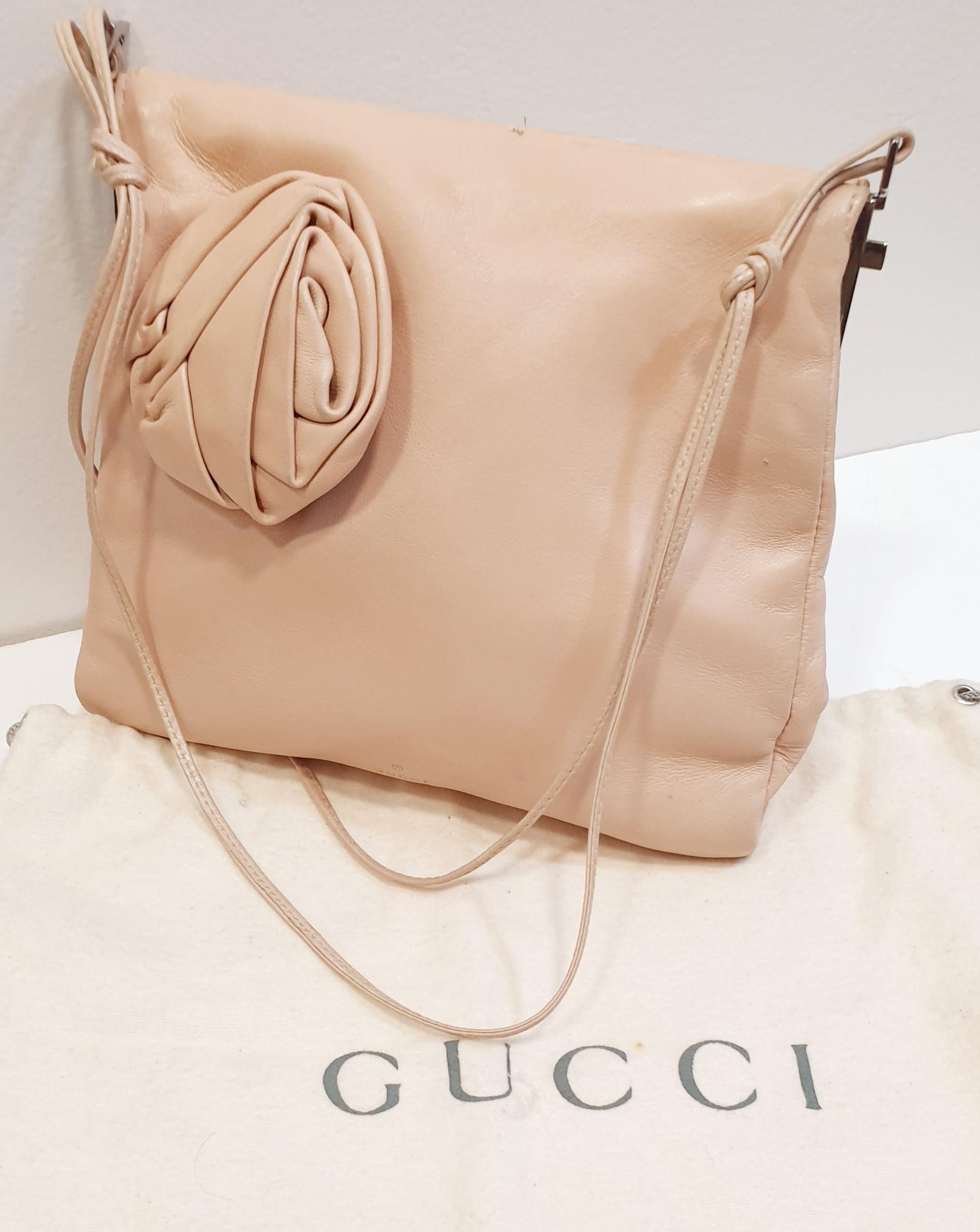 Authentic Gucci Evening Flower Purse in Pink Leather and light leather handle. 
Inside is lined with light beige silk.
Very elegant and Chic Bag. 
Color  Pink
Height 16 cm/ 6,29 inches
Lenght  17 cm/ 6,69 inches


PRADERA Fashion Division  is