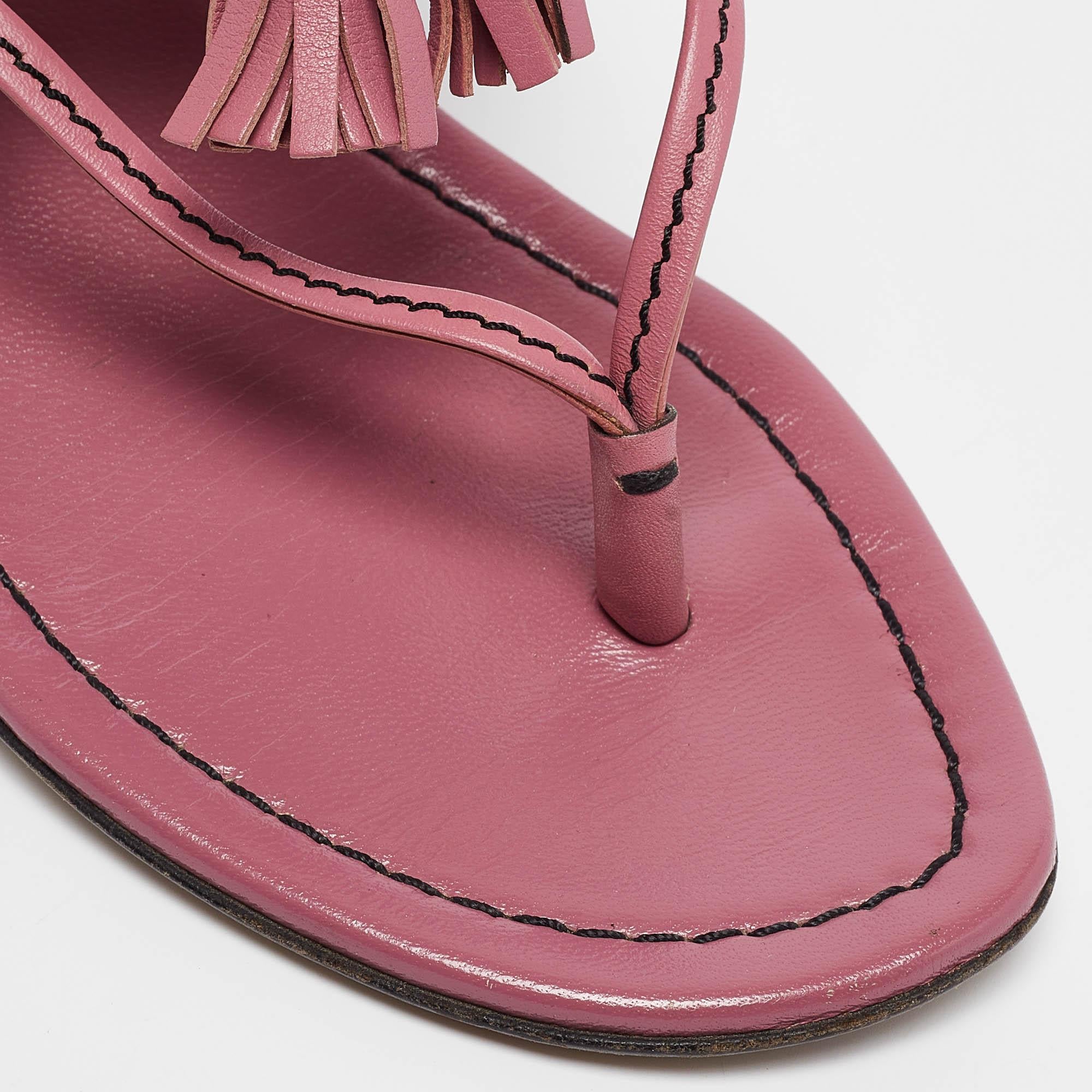 Gucci sandales à franges en cuir rose Taille  37 en vente 2