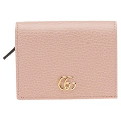 Gucci GG Marmont kompaktes Portemonnaie aus rosa Leder mit Klappe