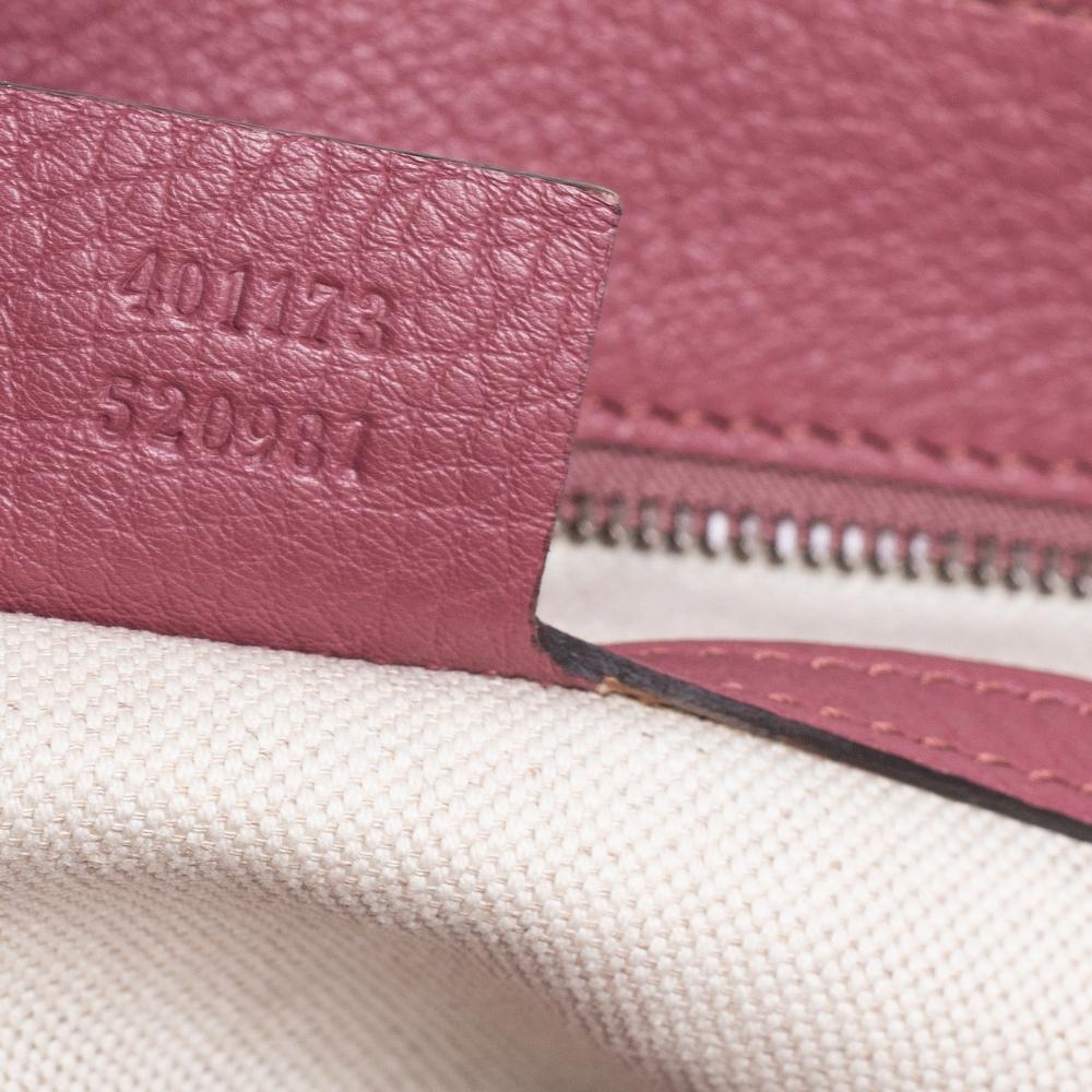 The Marmont bag has been exquisitely crafted from leather and equipped with a fabric interior. On the front flap, there is a GG logo and the shoulder strap is provided for you to swing the bag. In every stride, swing, and twirl your audience will