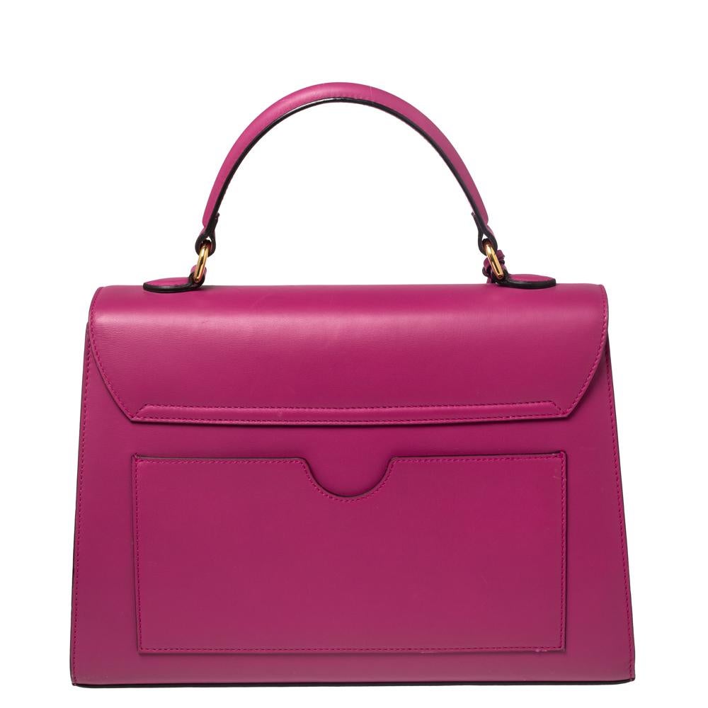 Chic and glamorous, this Gucci shoulder bag is crafted from pink leather. It features a top handle, a shoulder strap, key clochette. It is equipped with a rear pocket and gold-tone lock closure. Its structured interior is lined with suede and has