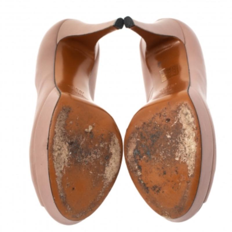 Ces élégants escarpins proviennent de la maison emblématique Gucci. Elles sont fabriquées en cuir de qualité et se déclinent dans une jolie nuance de rose. Ils sont dotés de peep toes, de plateformes, de talons de 12 cm et de semelles en cuir.