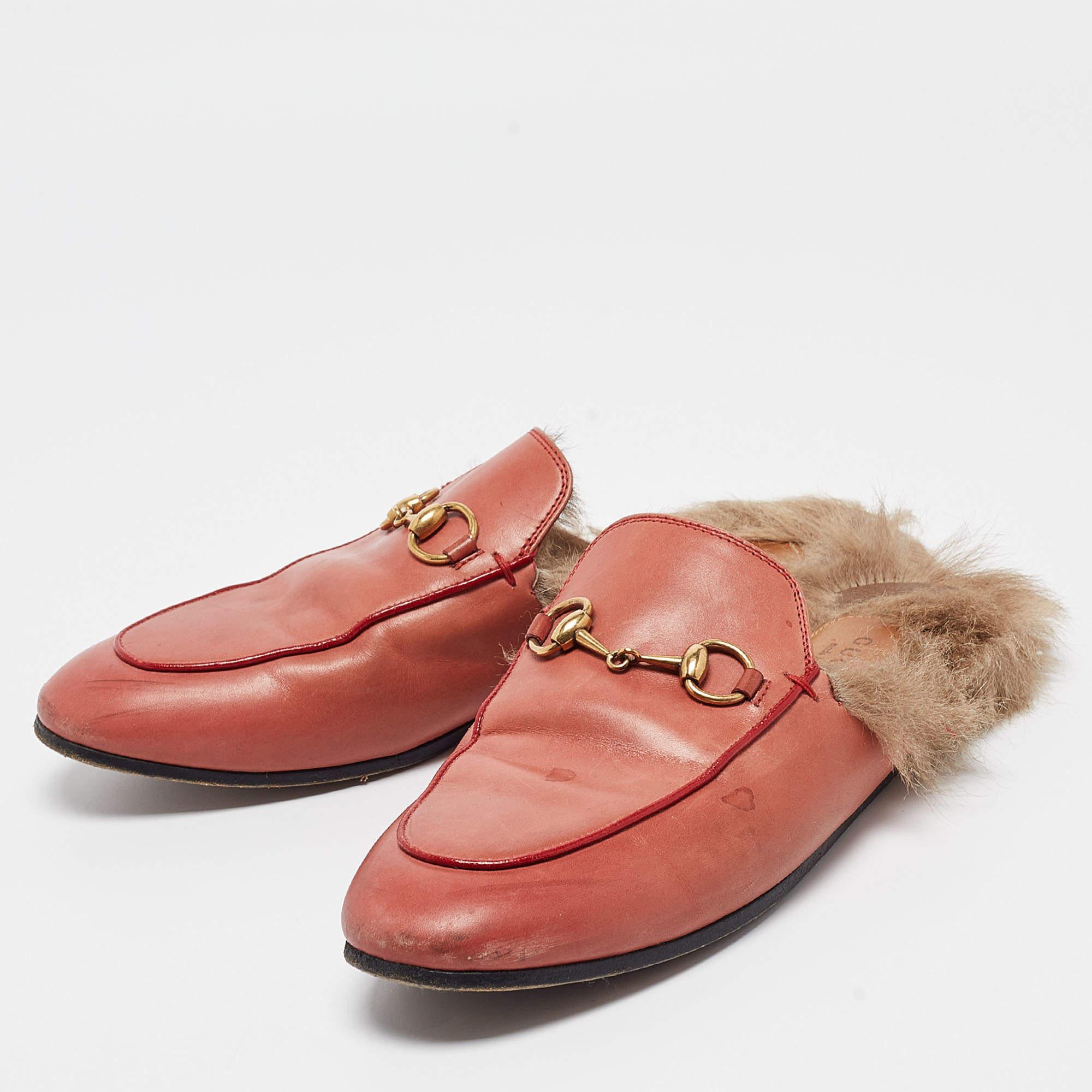 These Gucci Princetown mules signify luxury and practicality. An ultimate favorite of style enthusiasts its silhouette gets a luxe update with the Horsebit motif on the uppers and its charm is enhanced with gold tone accents. It comes made from