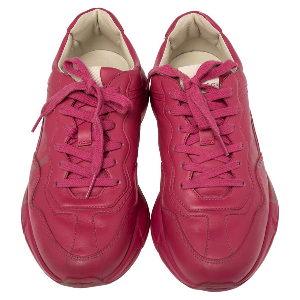 Designed into a chunky size, these Rhyton Gucci sneakers are not just stylish in appeal but also comfortable to wear. Crafted from leather, they are designed with the logo atop a pink background on the sides. Finished off with laces on the vamps,