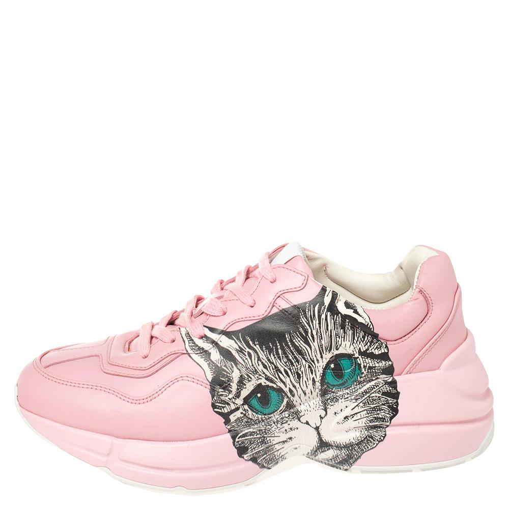 Project a stylish look every time you step out in these Rhyton sneakers from Gucci. They are crafted from pink-hued leather and styled with lace-ups on the vamps and an interesting 'Mystic Cat' print on the sides. They are equipped with comfortable