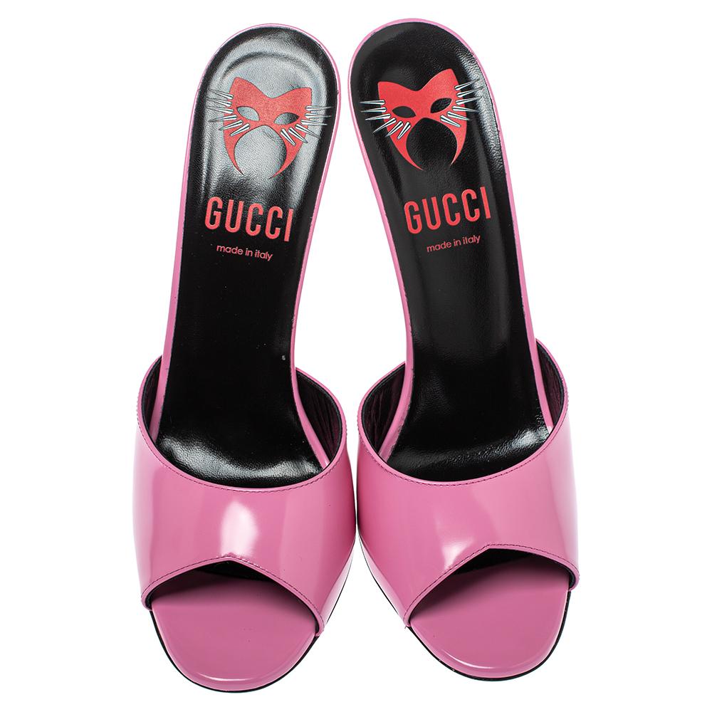Wear these timeless sandals from the house of Gucci and look your best. These sandals are perfect for a casual day out or brunch with friends, or even a formal event. Crafted from quality leather, they come in a lovely shade of pink. These sandals