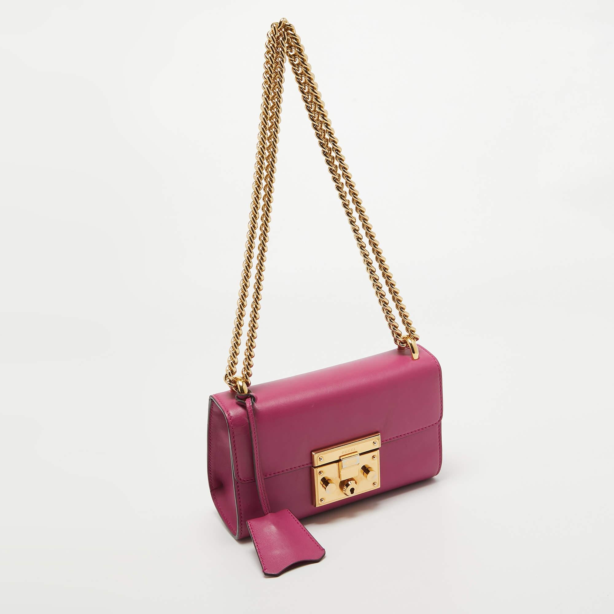 Gucci Pink Leather Small Padlock Shoulder Bag In Good Condition For Sale In Dubai, Al Qouz 2