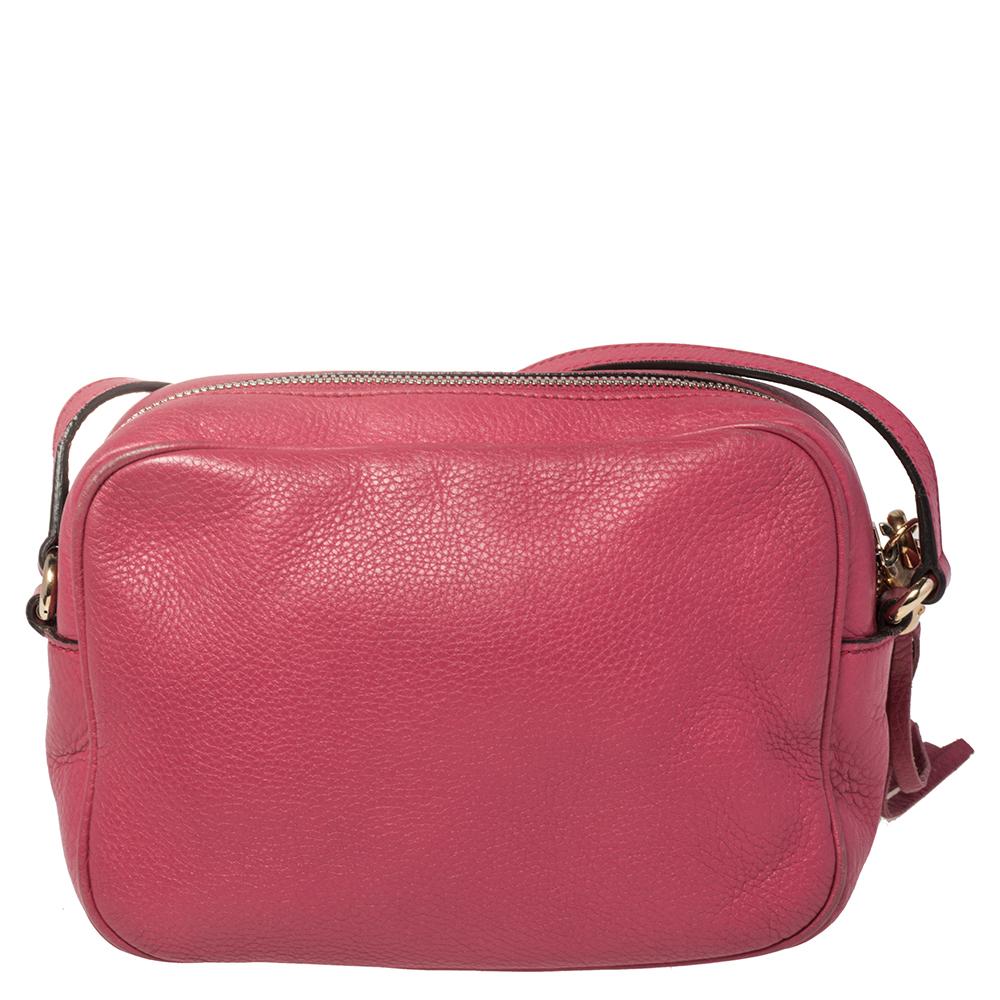 Ideal for both evening and daytime outings, this Soho Disco bag by Gucci deserves to be in your closet. Made from pink-hued leather, the exterior features an oversized interlocking G logo on the front, and the interior is secured by a zip closure.