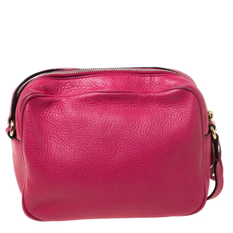 Made in Italy, this Soho Disco bag by Gucci has been crafted out of pink leather, lined with canvas and sized to fit in your essentials. It has gold-tone hardware, a top zip closure with a stylish tassel pull and the signature interlocking GG on the