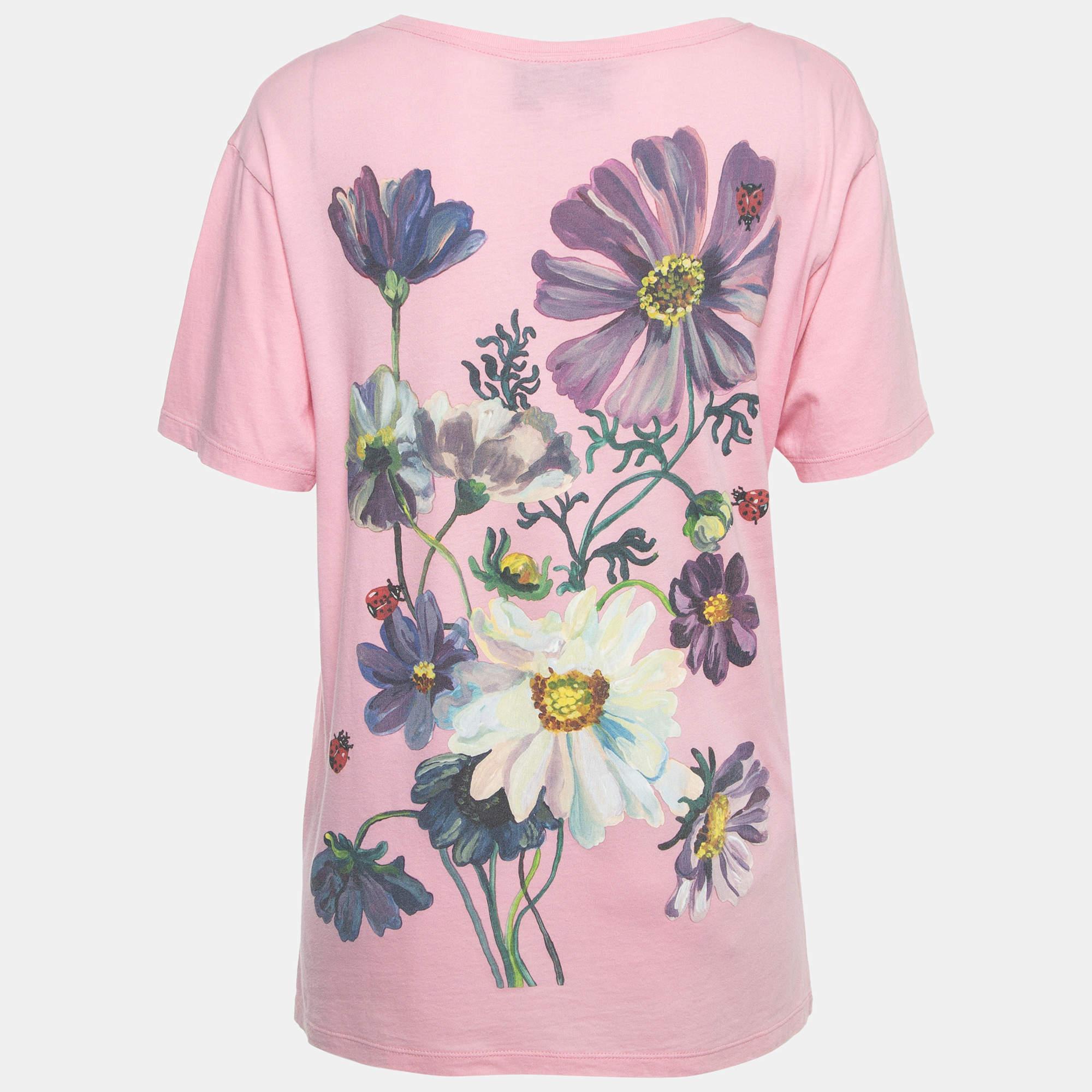 Choose all-day comfort with this Gucci T-shirt. The pink T-shirt, featuring a round neckline, logo & deer print, and short sleeves, guarantees quality and simple style.

