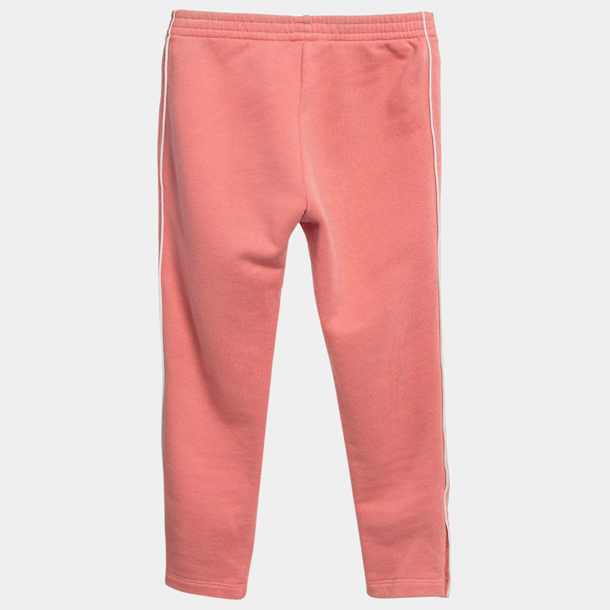 Los pantalones de chándal Gucci para niños de 6 años son una opción elegante y cómoda para los más pequeños. Confeccionados en suave algodón, estos pantalones presentan el emblemático logotipo de Gucci en un diseño divertido. La cintura elástica