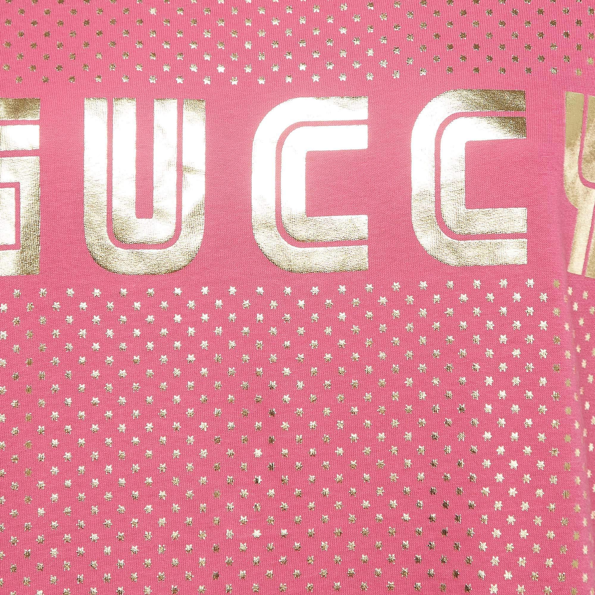 Gucci Rosa Logo bedrucktes T-Shirt aus Baumwolle in Übergröße S im Zustand „Hervorragend“ im Angebot in Dubai, Al Qouz 2