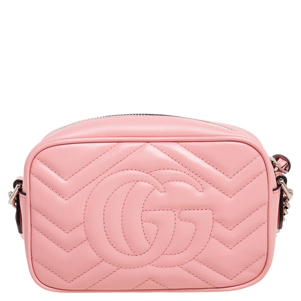 From one of the most exemplary collections of the House, this GG Marmont Camera bag from Gucci will lend unending charm and aesthetics to your style. It has been crafted using pink matelassé leather, with a gold-toned GG motif embellishing the