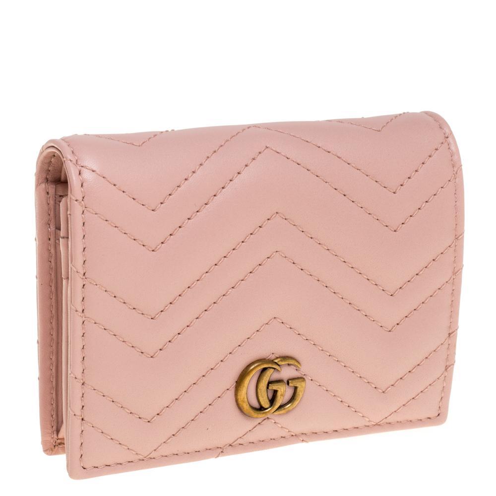 The Marmont range of designs by Gucci has gained such wide popularity around the world. It's time you update your wardrobe with a piece from that range. This card case is simply stylish. It comes made from Matelasse leather in a sleek shade of