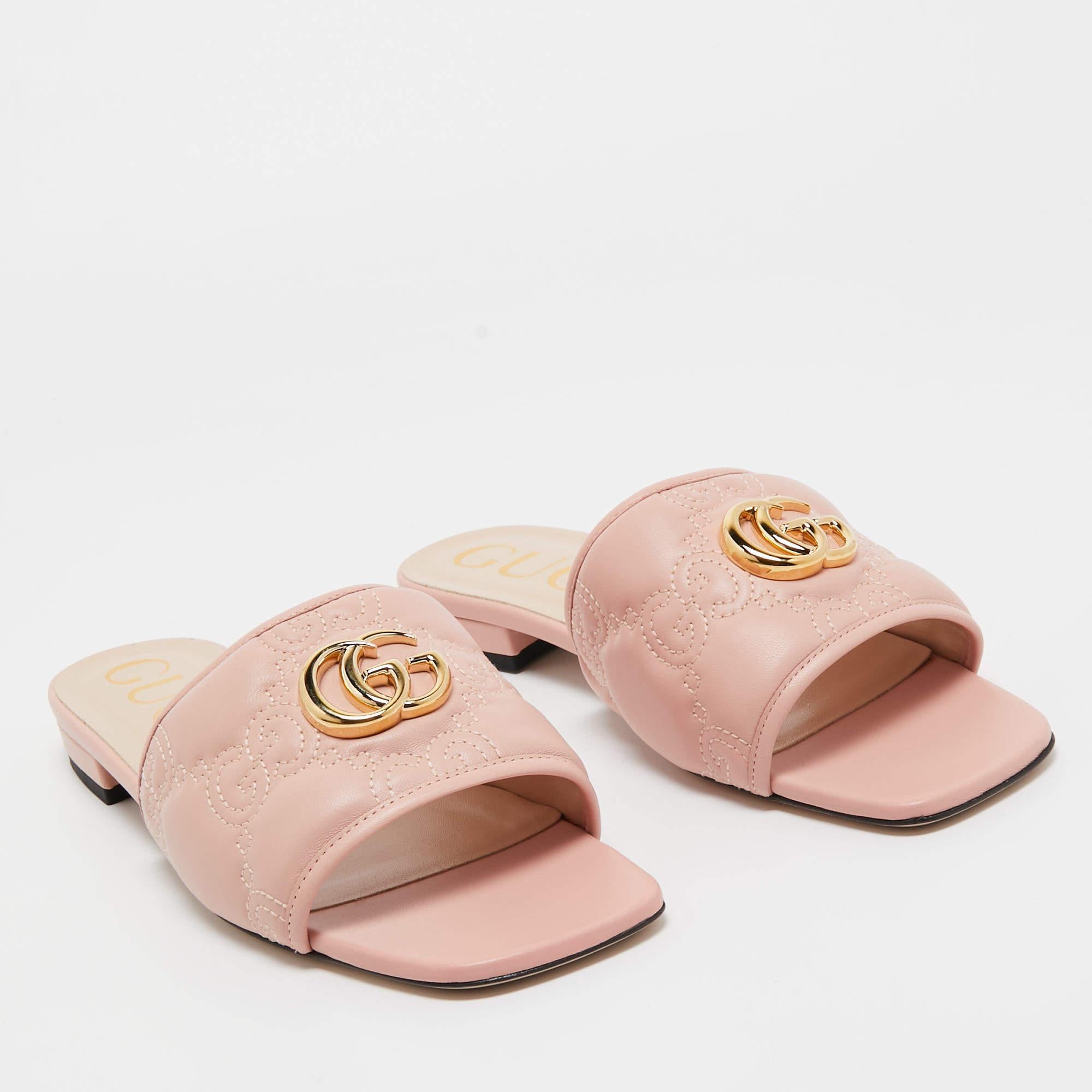 These sandals will frame your feet in an elegant manner. Crafted from quality materials, they display a classy design and comfortable insoles.

