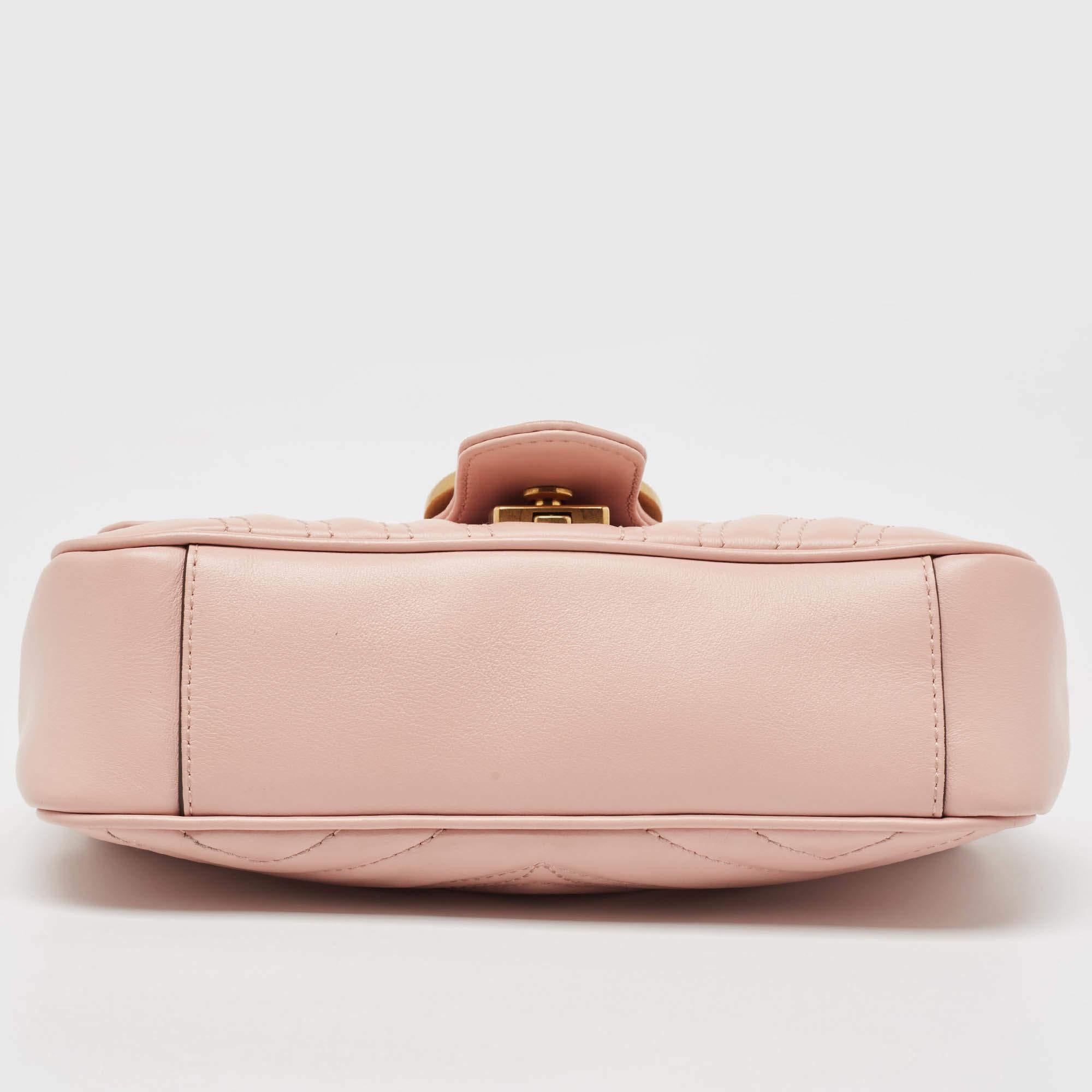 Gucci - Mini sac à bandoulière GG Marmont en cuir matelassé rose en vente 1