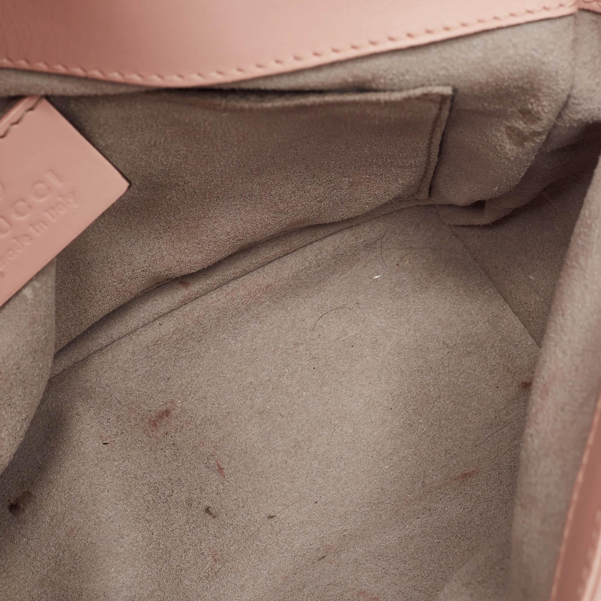 Gucci - Mini sac à bandoulière GG Marmont en cuir matelassé rose en vente 2