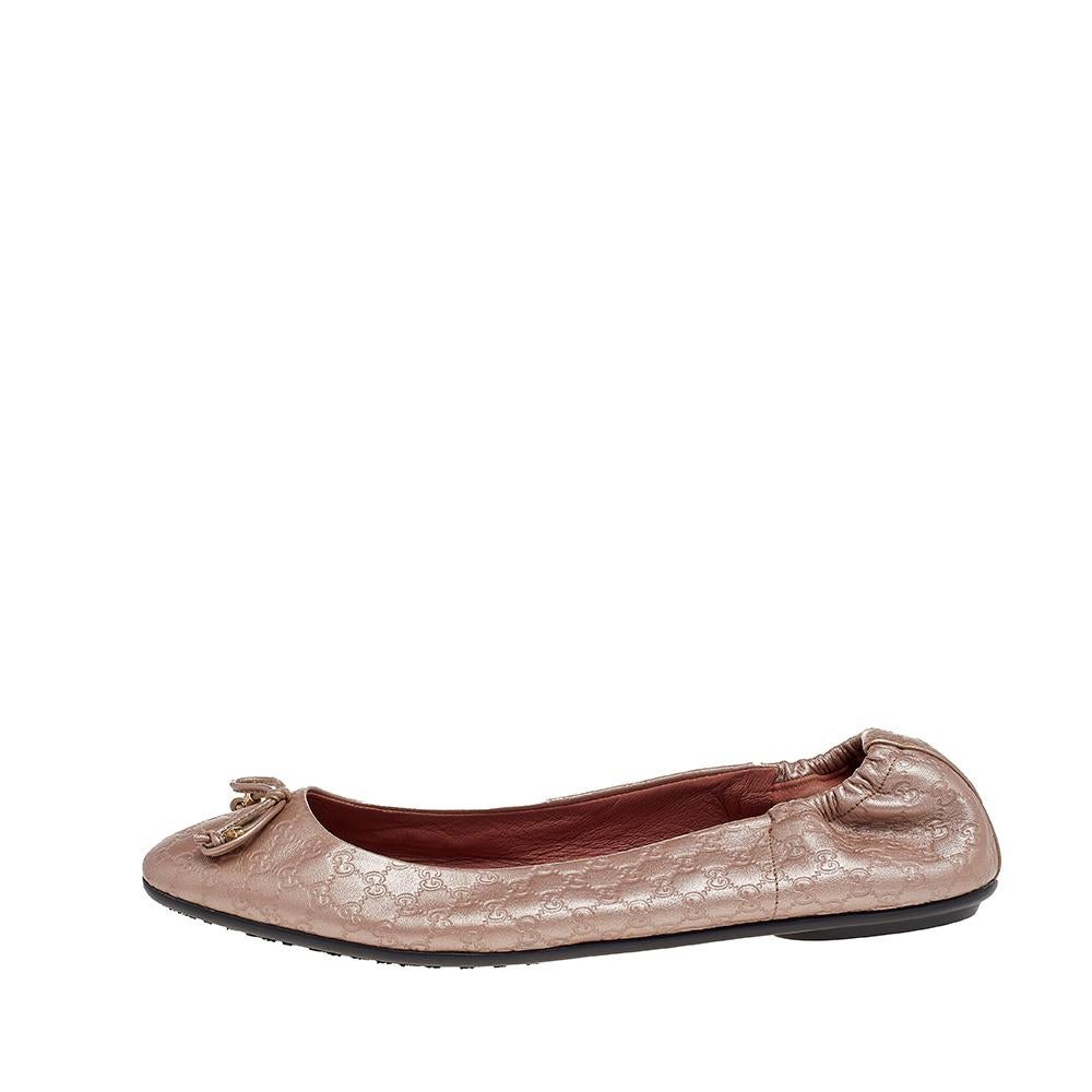 Minimalistic and timeless, these Gucci ballet flats are perfect for channeling an air of elegance. These flats are crafted from microguccisima leather and feature bows at the front and come equipped with leather-lined comfortable insoles.