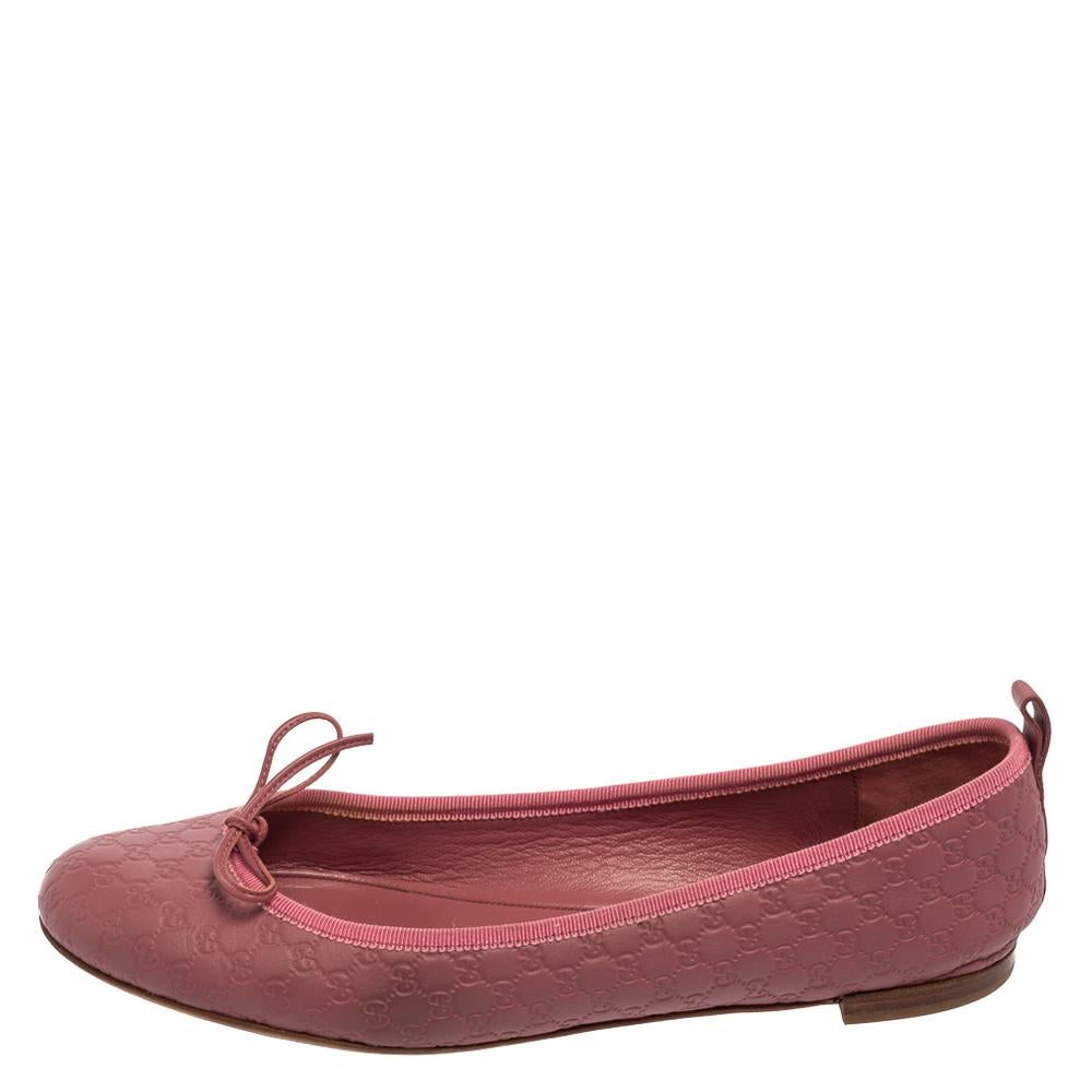 Gucci's artsy and feminine aesthetic can be seen in these beautiful ballet flats. They are styled using pink Microguccissima leather, granting them a signature look. A bow accent is attached to the front. These Gucci flats feature rounded toes and a