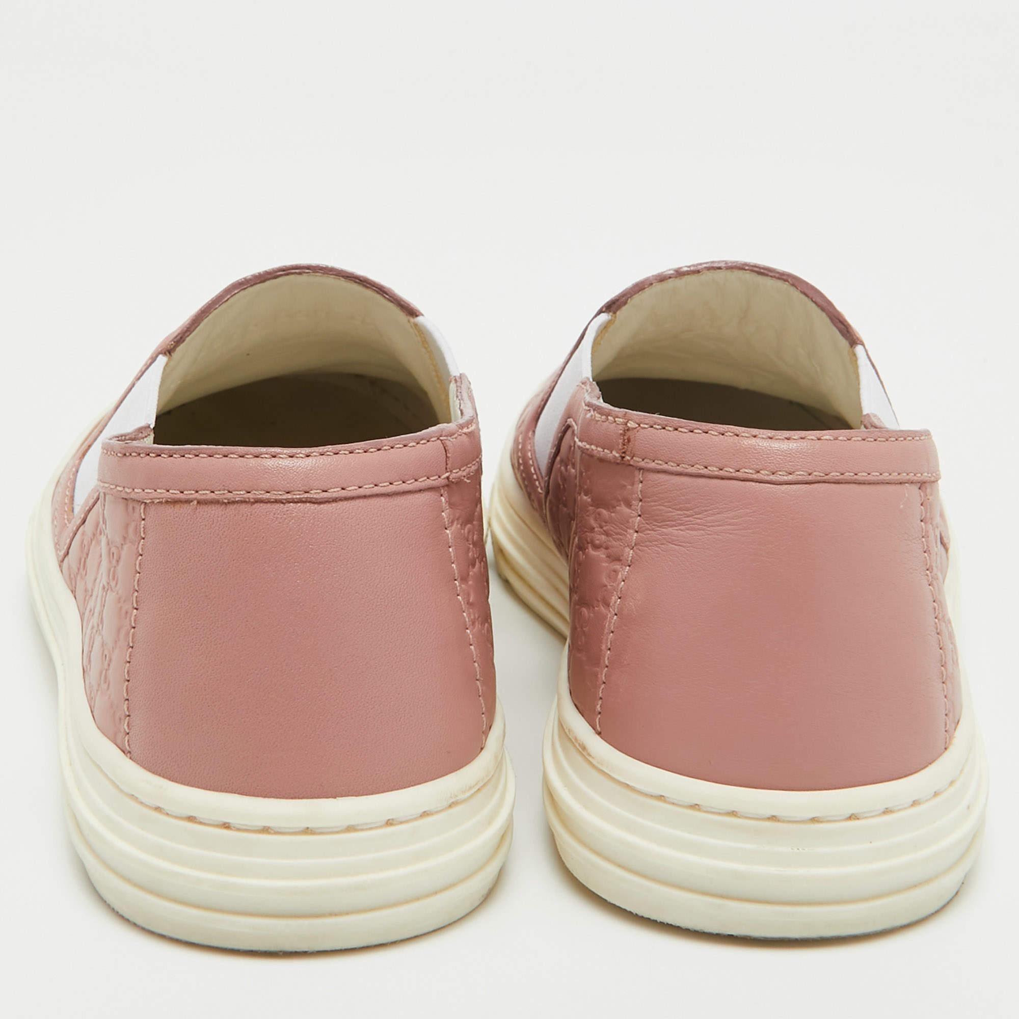 Gucci Pink Microguccissima Leather Slip On Sneakers Size 35.5 In Good Condition For Sale In Dubai, Al Qouz 2