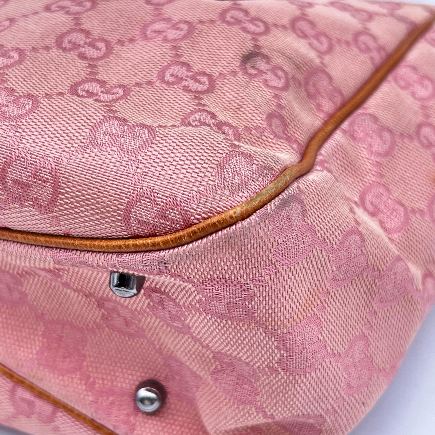 Gucci tote crafted in pink monogram canvas with beige genuine leather trim and handles. Open top. Inside, brown fabric lining. 1 side zip pocket inside. 'GUCCI - made in italy' tag inside (with serial number on its reverse).

Details

MATERIAL: