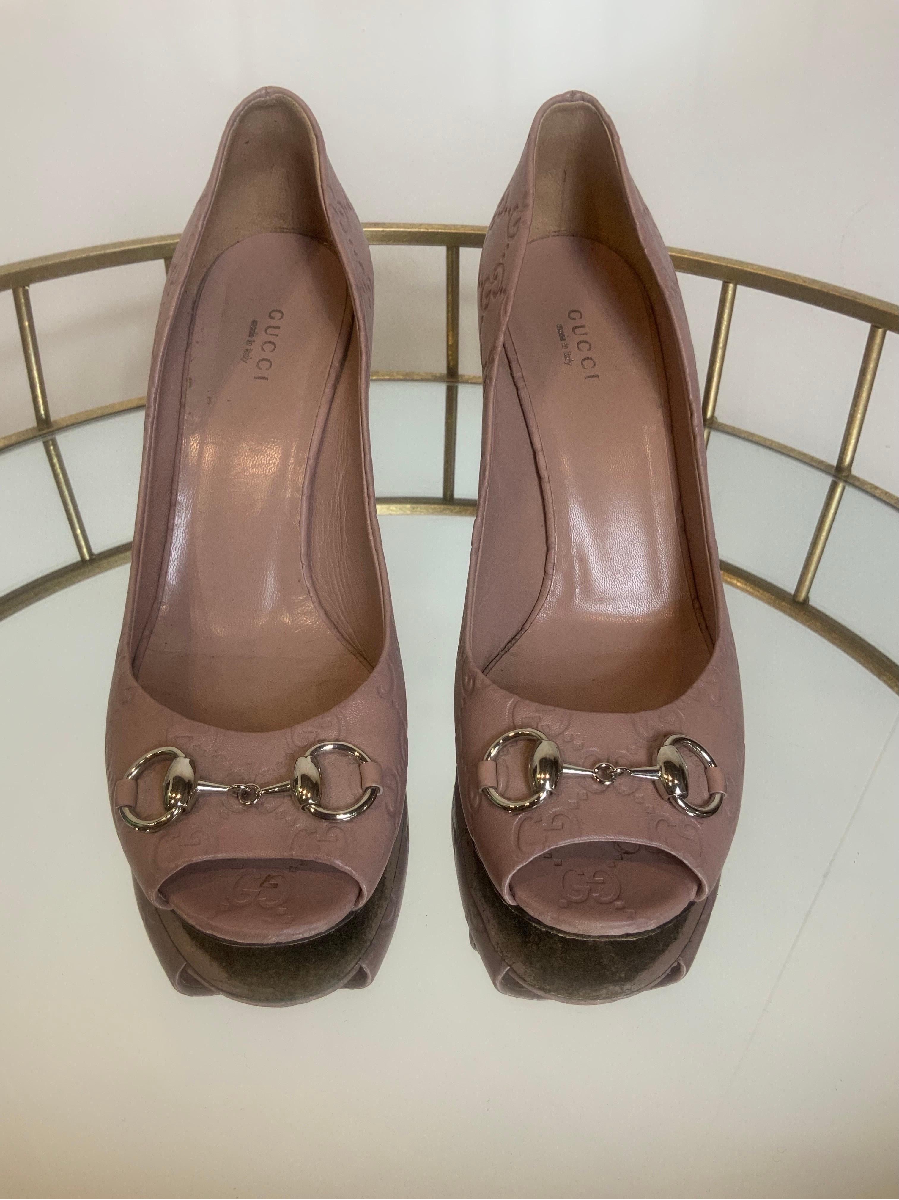 Gucci open toe.
In pelle rosa/nuda Monogram.
Numero 40 italiano.
Suola interna 26 cm
Tacco 10 cm
Le condizioni generali sono buone, si tratta di un articolo di seconda mano con segni di utilizzo. Come mostrato nella foto, la scarpa sinistra presenta