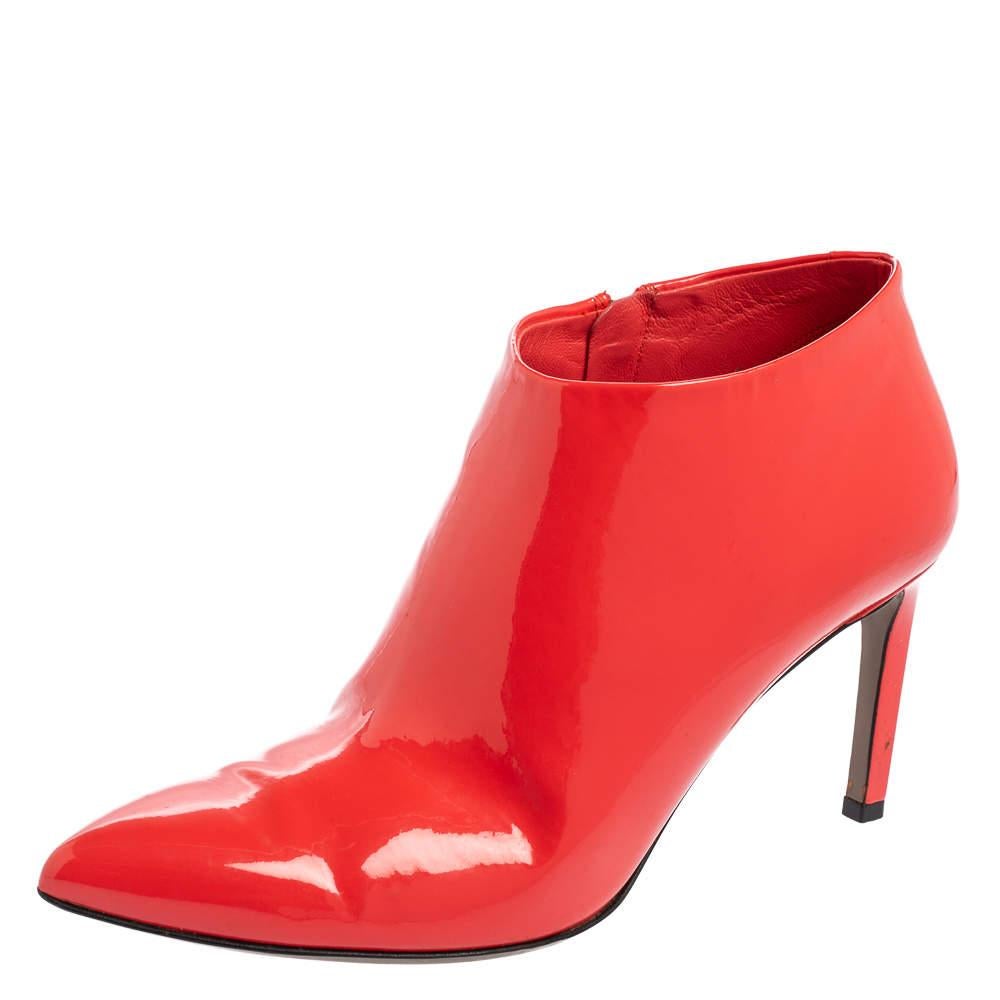 The house of Gucci promises to elevate your style with this fabulous pair of boots. Casual Fridays will look so much better at work thanks to these patent leather boots. They feature pointed toes, zippers on the side and are balanced on 8 cm heels

