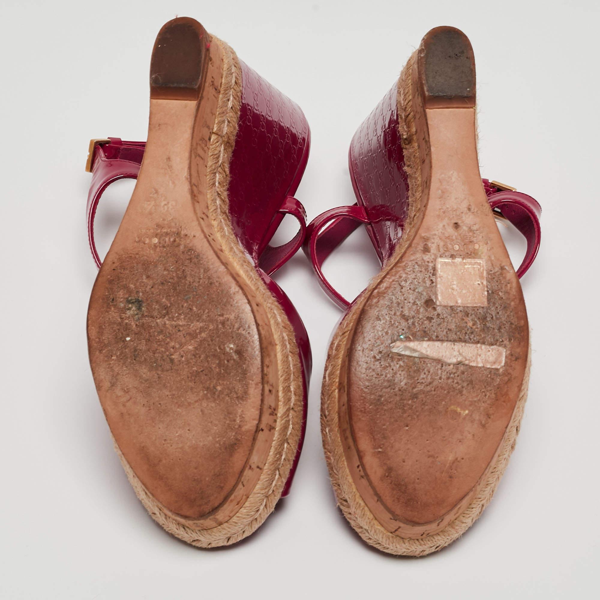 Sandales compensées Hollie Gucci en cuir verni rose, taille 39,5 Bon état - En vente à Dubai, Al Qouz 2