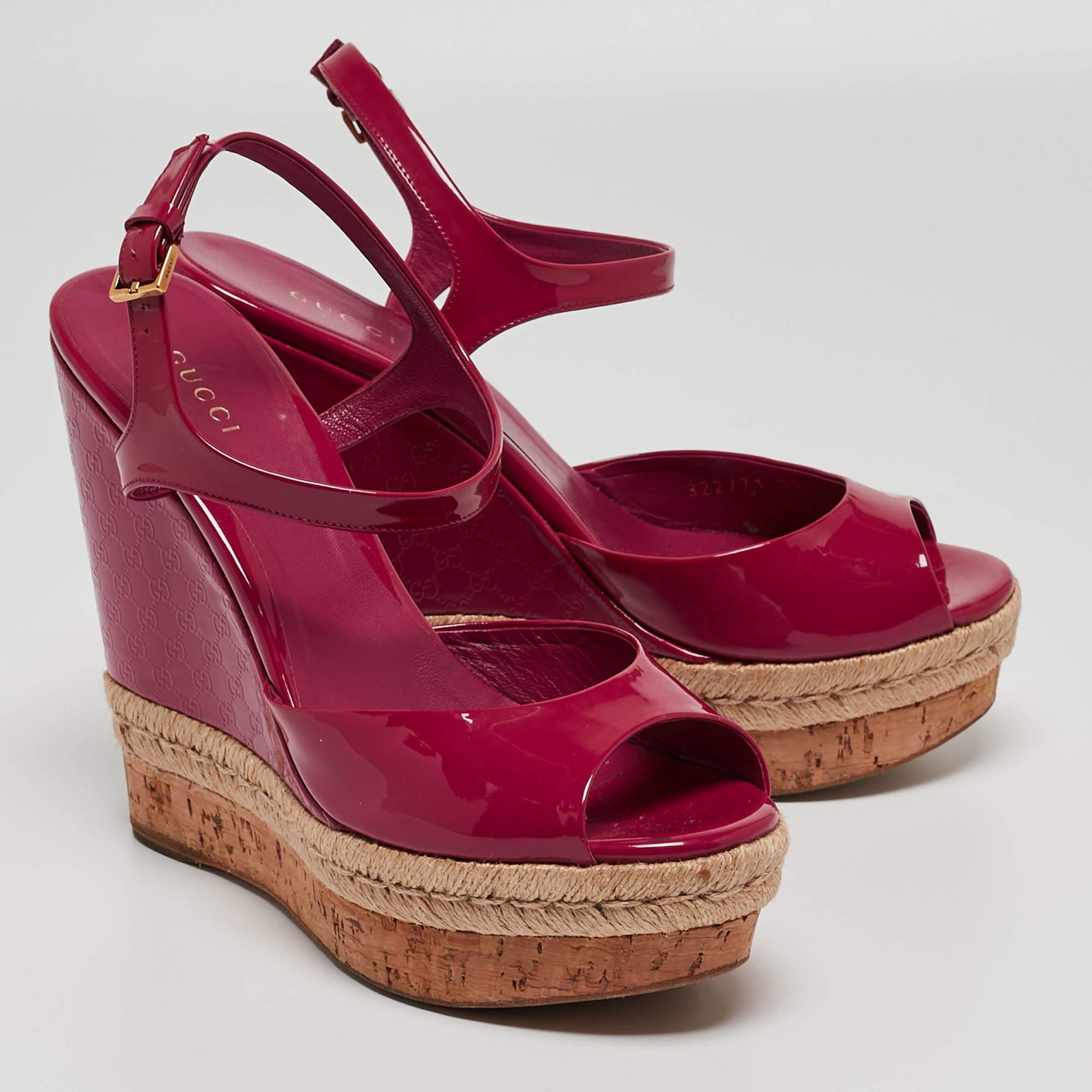 Sandales compensées Hollie Gucci en cuir verni rose, taille 39,5 en vente 1