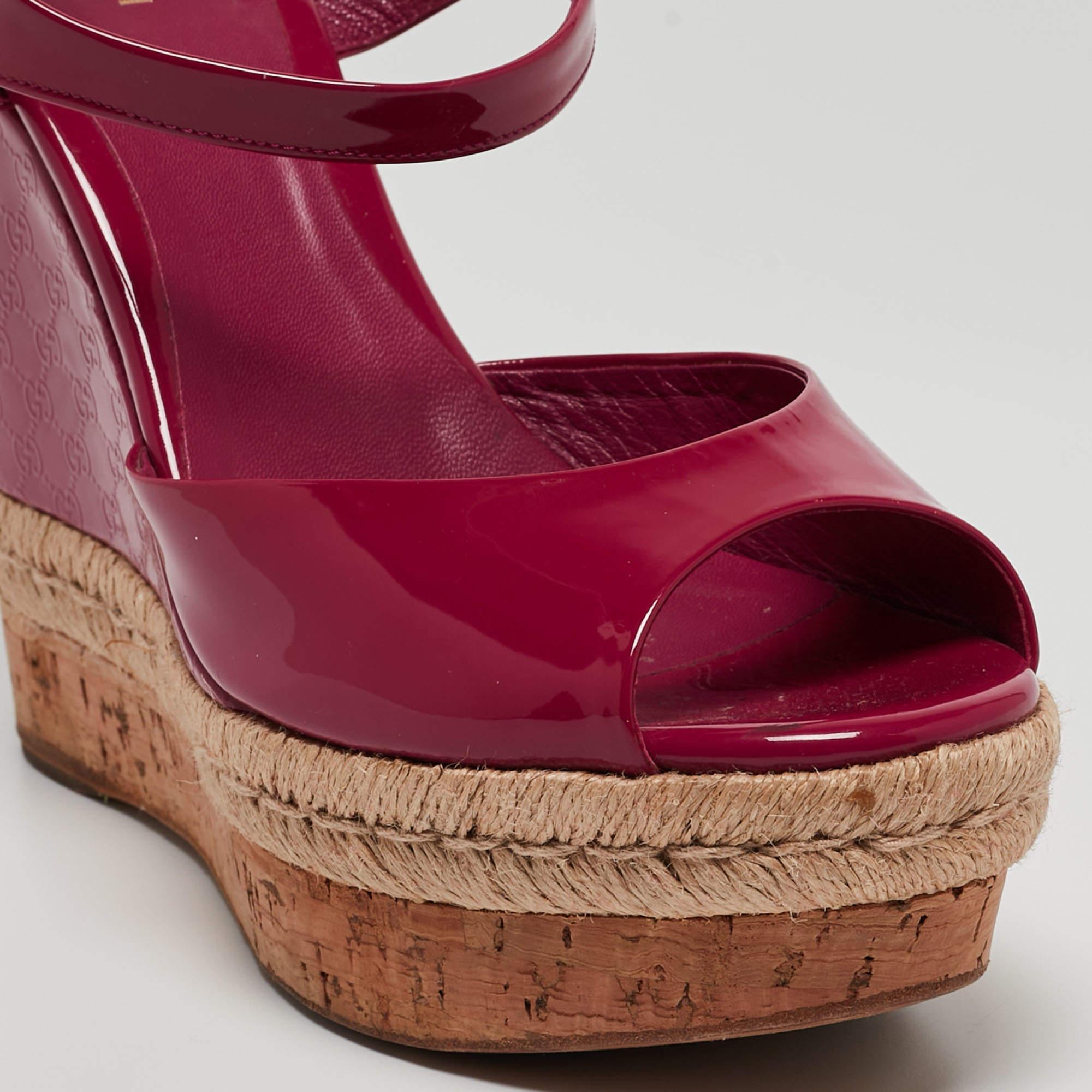 Sandales compensées Hollie Gucci en cuir verni rose, taille 39,5 en vente 2
