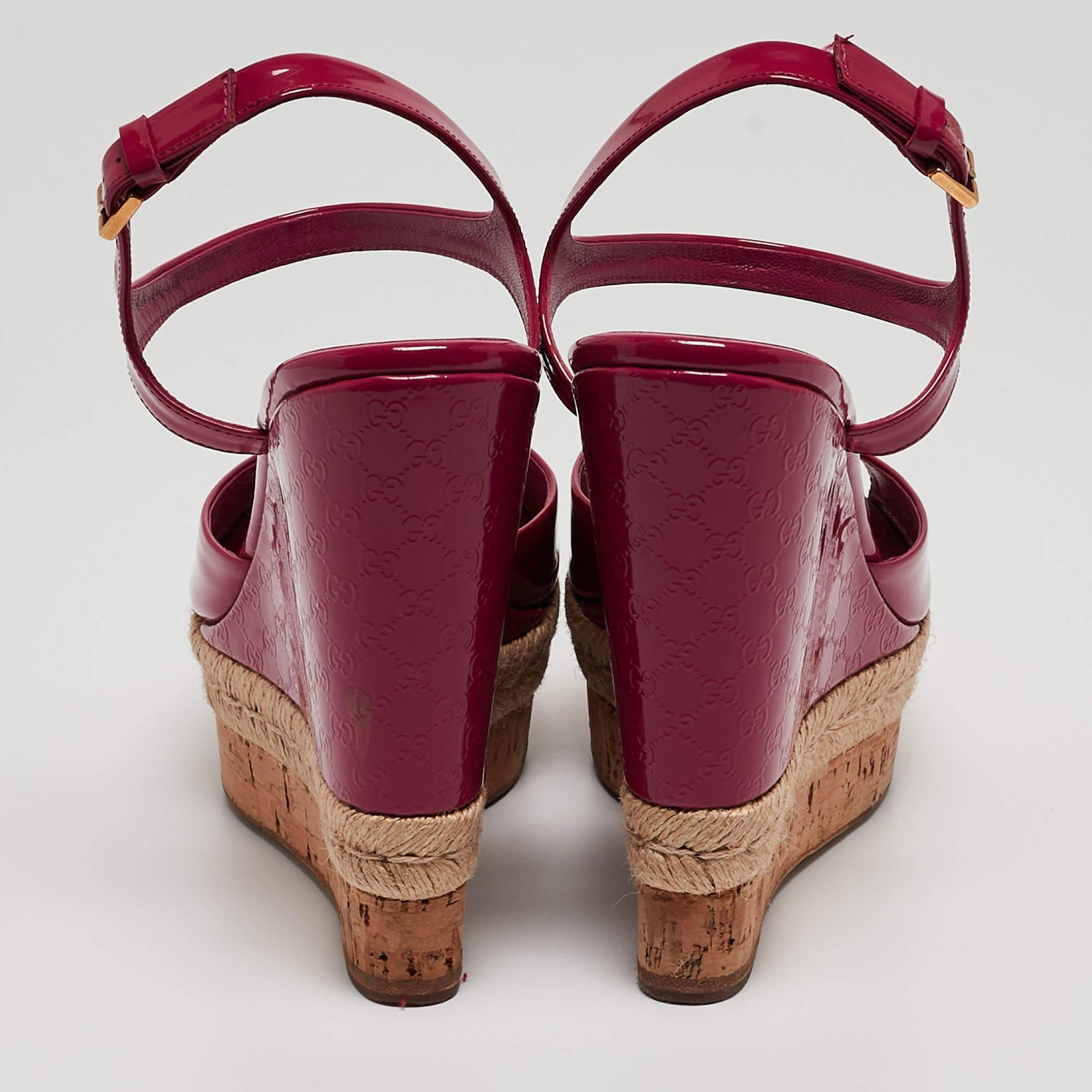 Sandales compensées Hollie Gucci en cuir verni rose, taille 39,5 en vente 3