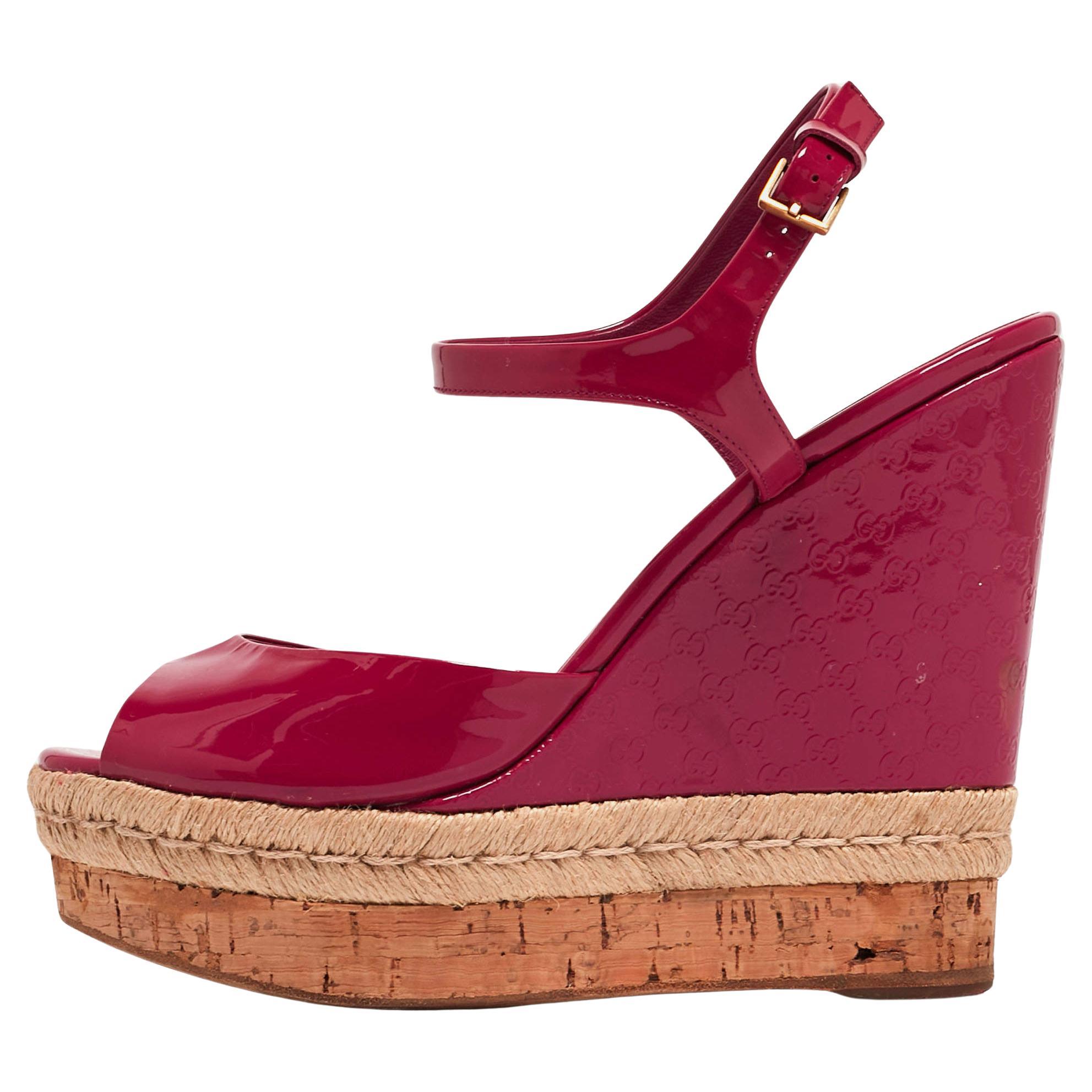 Sandales compensées Hollie Gucci en cuir verni rose, taille 39,5 en vente