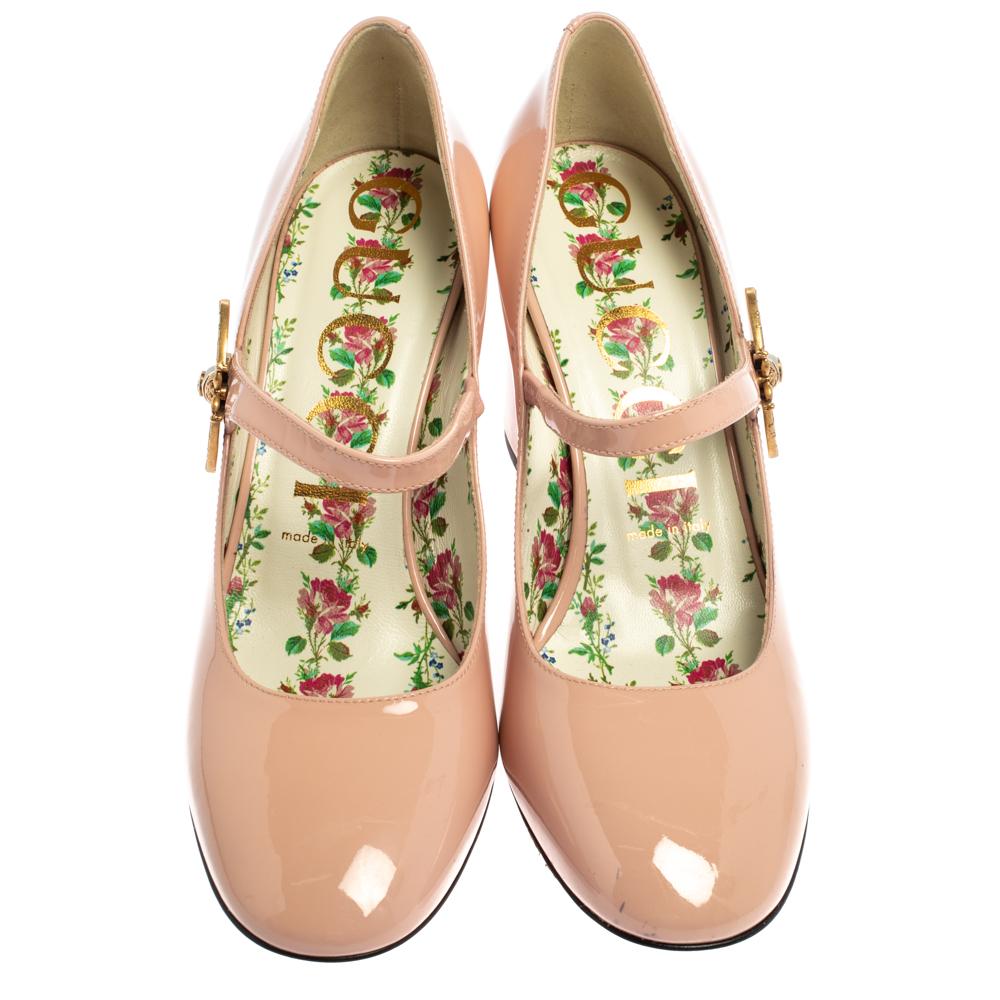 Feel fashionable while flaunting these patent leather Lois Bee pumps. Jazz up any attire with this pair of classic footwear, designed by Gucci in a mary jane style. They feature the iconic bee motif and block heels. This eye-catching pair of pink