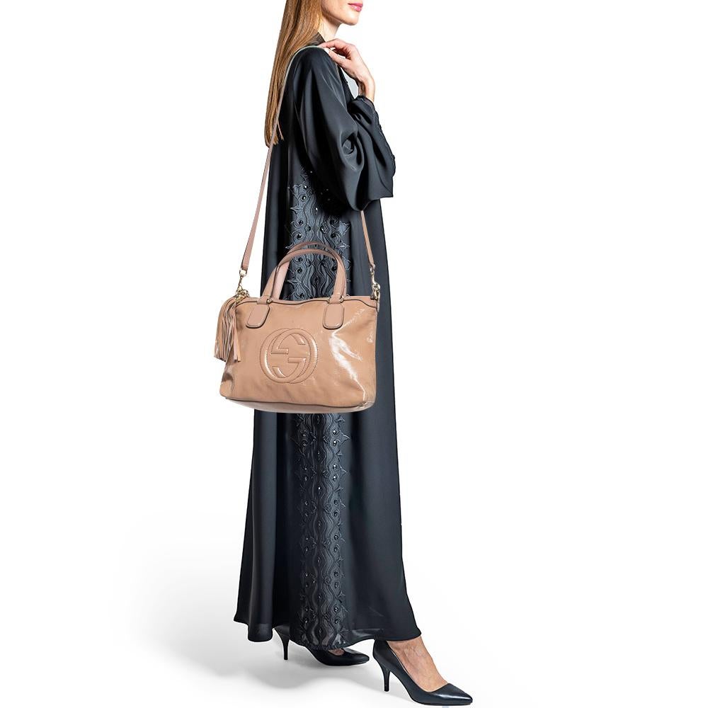 Ce séduisant sac fourre-tout pour femme a été conçu pour vous accompagner dans toutes vos journées. Pratique à transporter et d'un design à la mode, le fourre-tout est coupé avec habileté et cousu pour lui donner une belle forme. Il est bien équipé