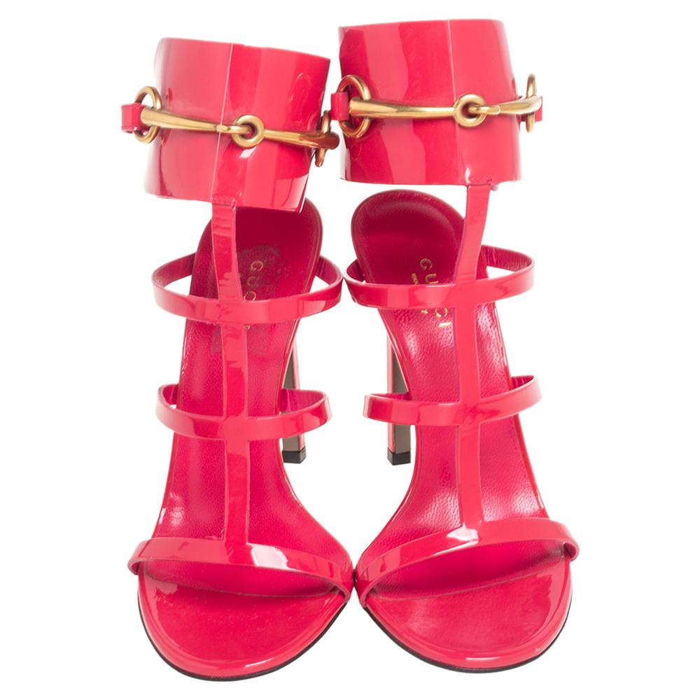 These Ursula sandals from the House of Gucci are stylish, minimalistic, and sleek. They are made from pink patent leather, which is enriched by a gold-toned Horsebit motif on the ankle strap. They feature gold-toned fittings, open-toes, and pointy