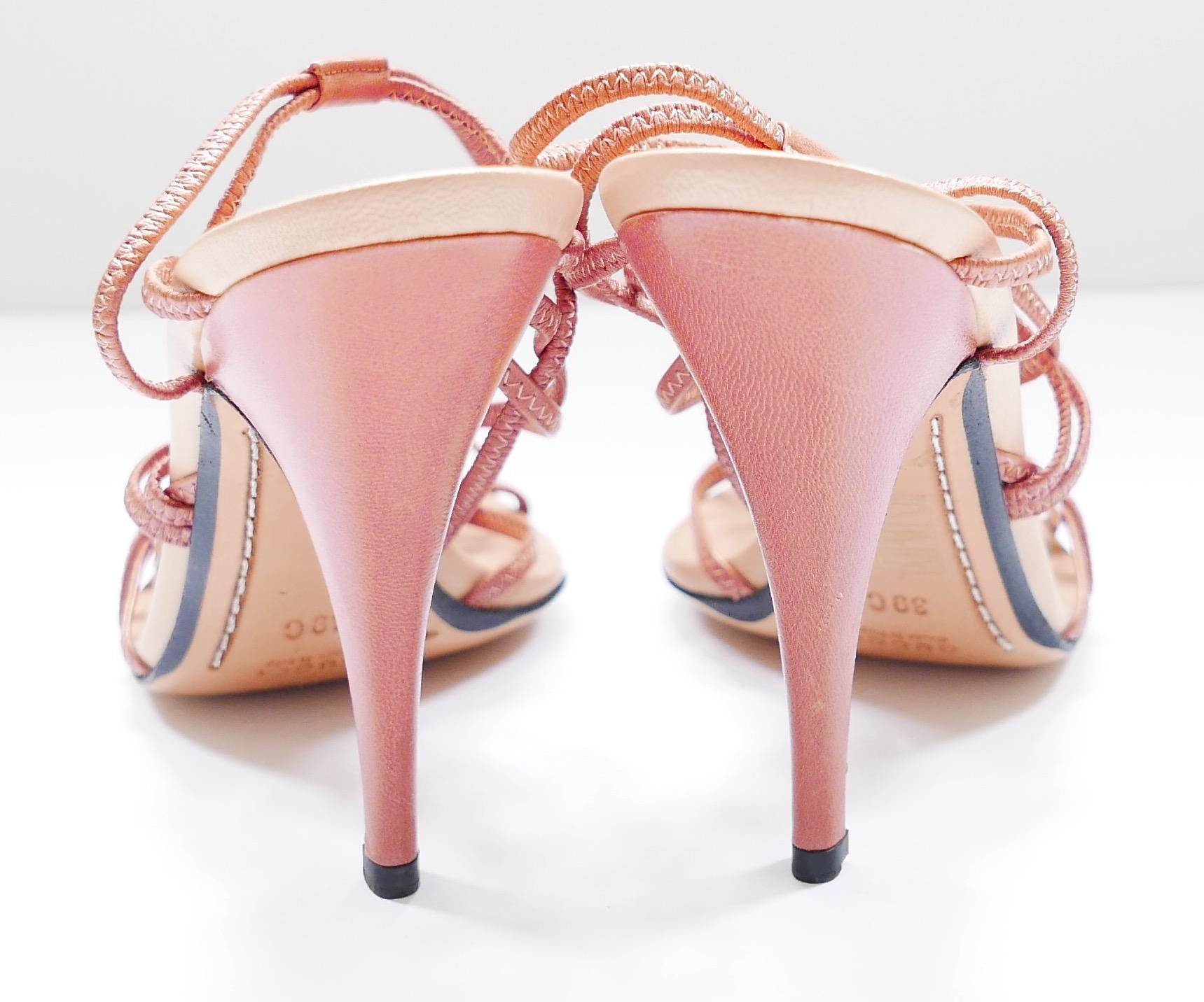 Sandales à brides à semelle pointue roses de Gucci Pour femmes en vente