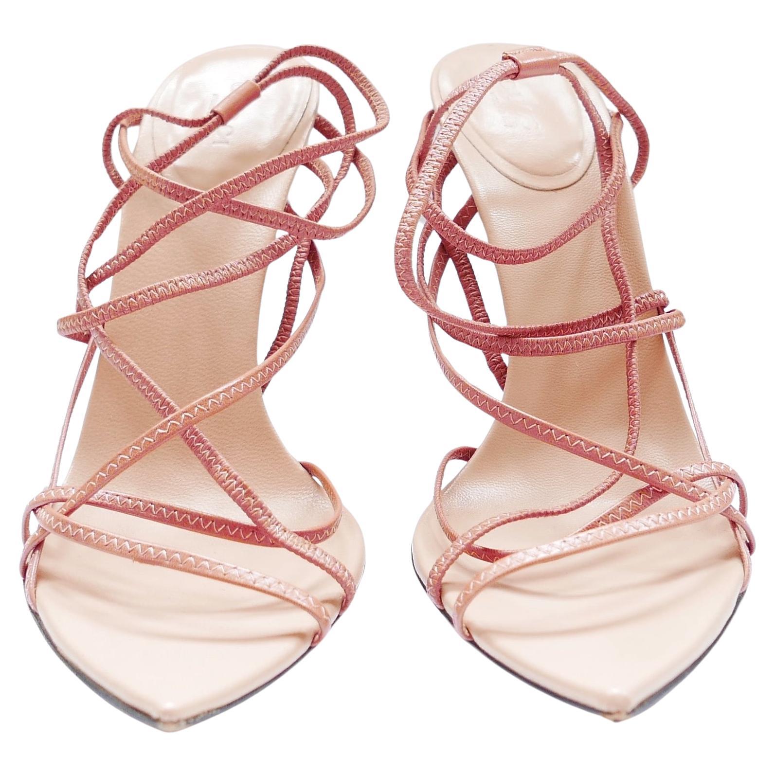 Sandales à brides à semelle pointue roses de Gucci en vente