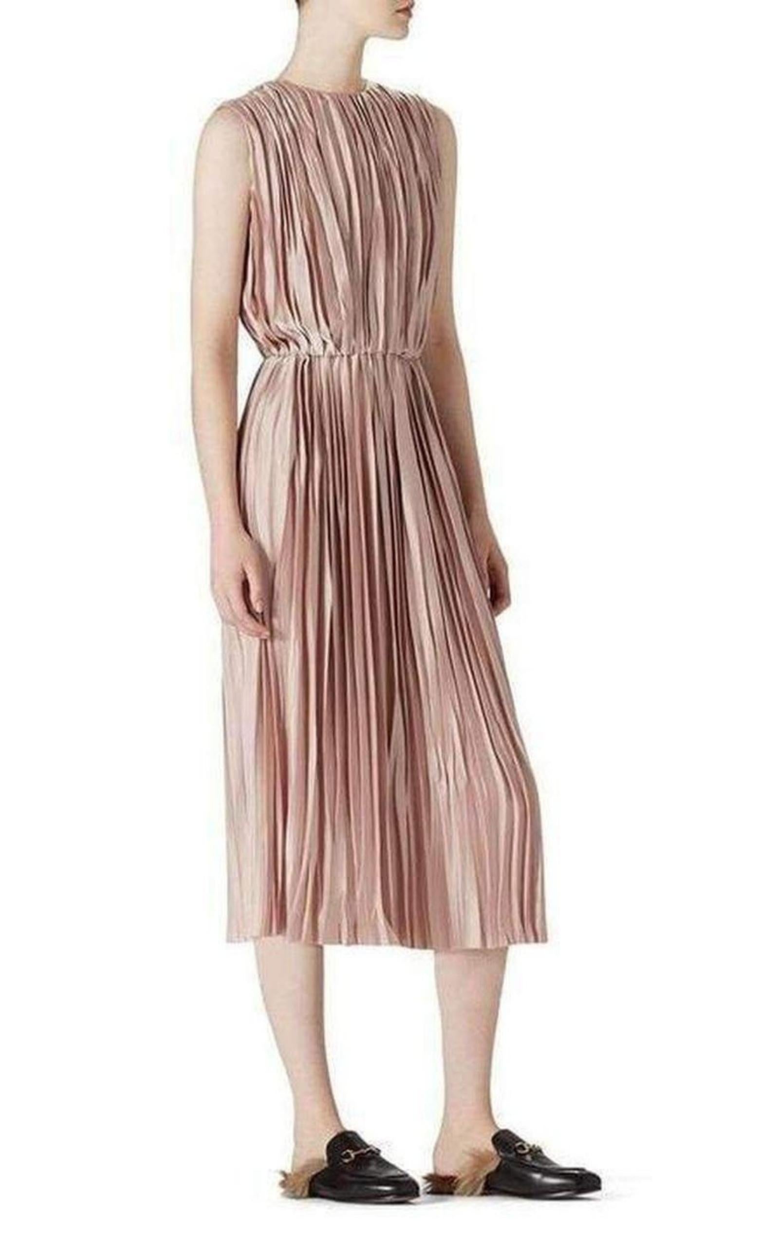 Gucci Vestido Plisse Polisatén Rosa IT 44 / US 8 en Nuevo estado para la venta en Brossard, QC