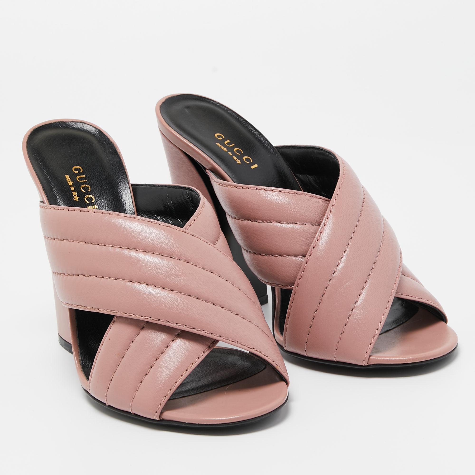 Women's Gucci Pink Quilted Leather Webby Slide Sandals Size 38.5 For Sale