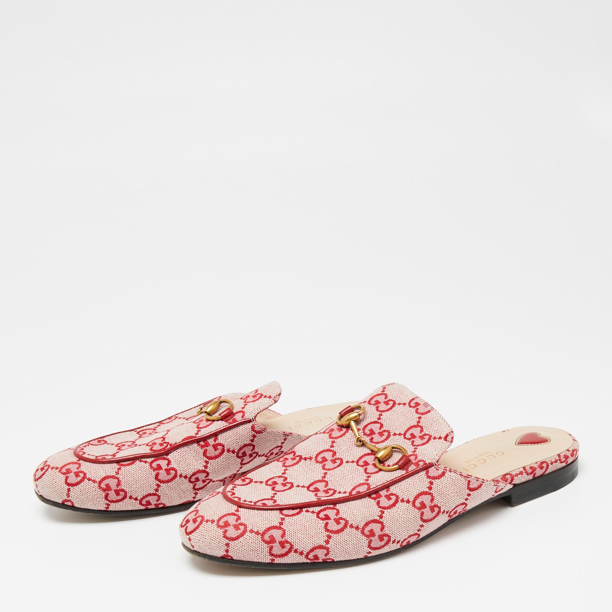 First introduced as part of Gucci's Fall Winter 2015 collection, the Princetown mules are an absolute favorite worldwide. These mules have been designed in GG canvas with the signature Horsebit accent on the vamps. Comfortable insoles and an easy