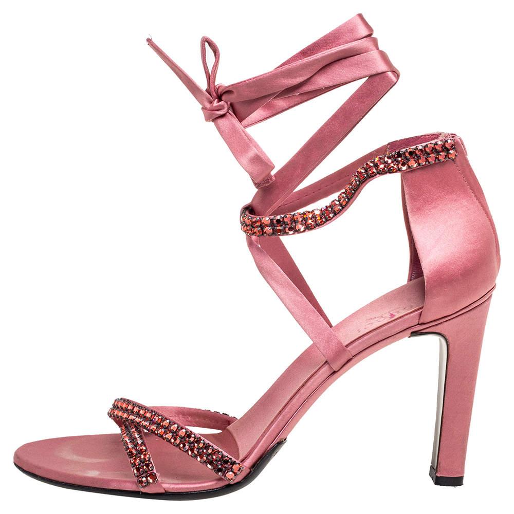 Gucci Pink Satin Crystal Embellished Ankle Wrap Sandals Size 38.5 In Good Condition For Sale In Dubai, Al Qouz 2