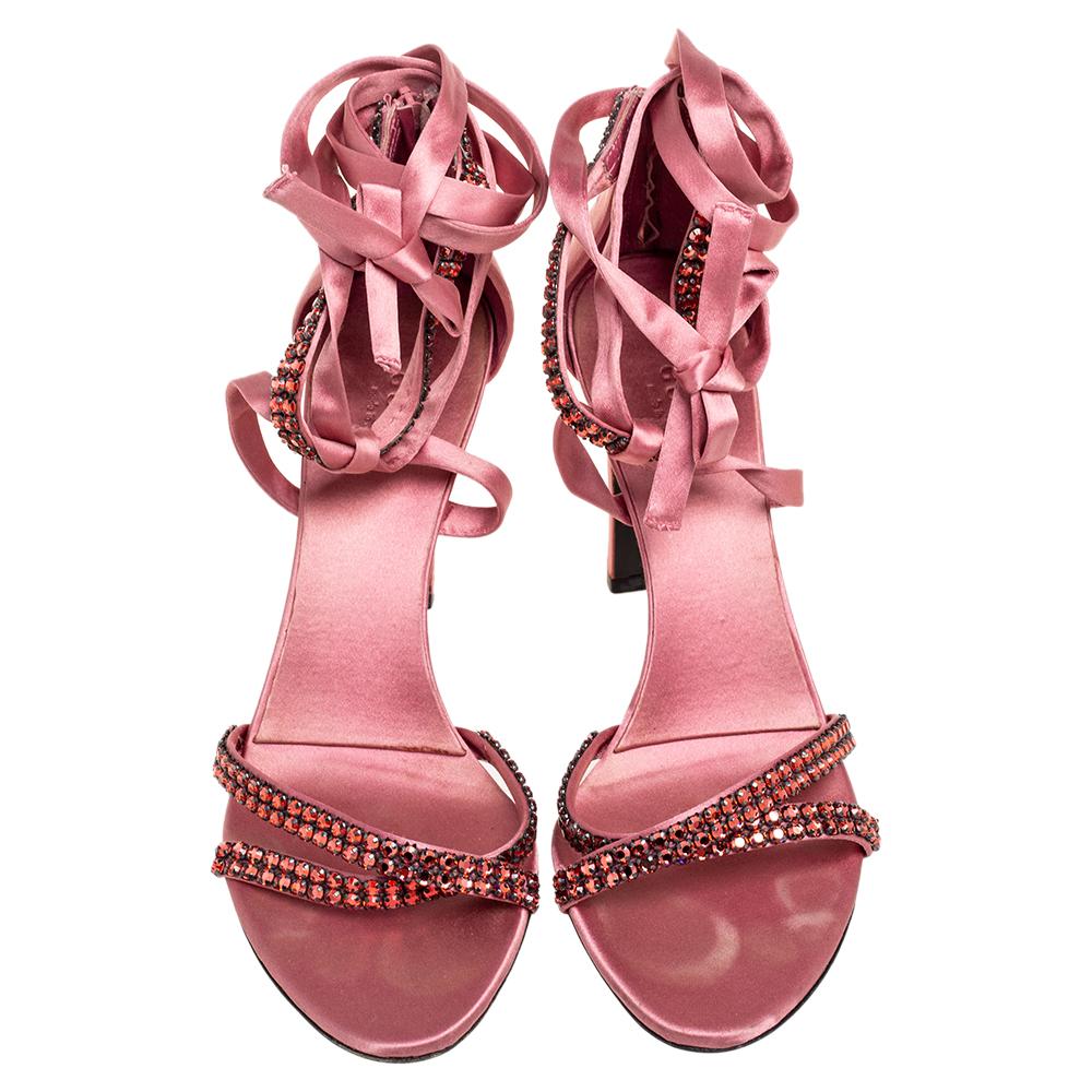 Gucci Pink Satin Crystal Embellished Ankle Wrap Sandals Size 38.5 In Good Condition For Sale In Dubai, Al Qouz 2
