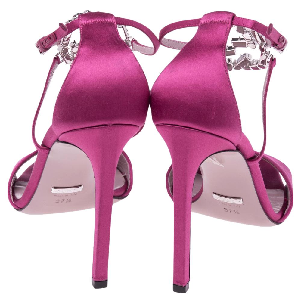These Gucci sandals aim to provide a stylish look and a comfortable fit. Pink satin is used to create the luxurious design and the crystal-embellished interlocking GG logo on the ankles adds the classic Gucci touch. Buckle fastenings, comfortable