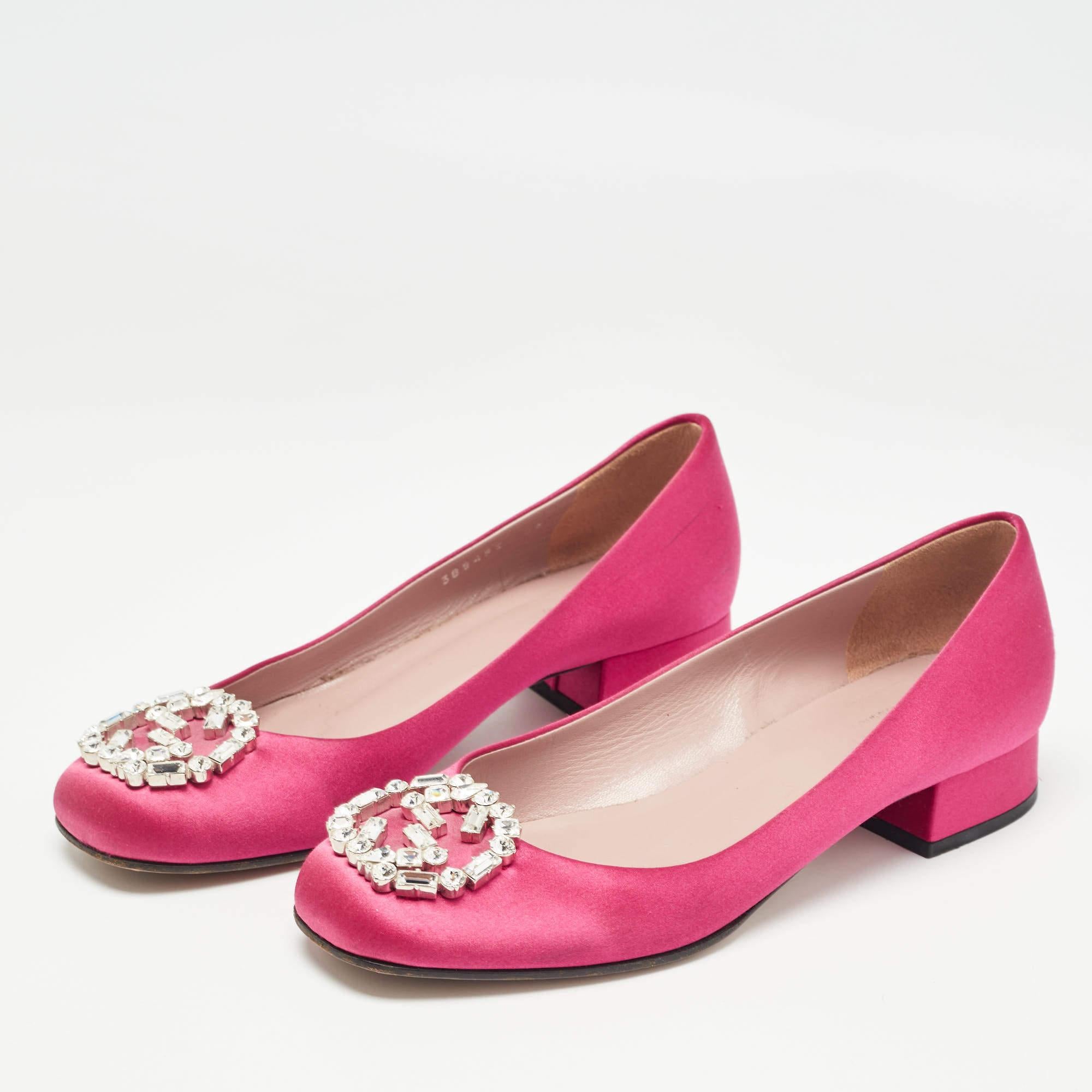 Wonderfully crafted shoes added with notable elements to fit well and pair perfectly with all your plans. Make these Gucci pink pumps yours today