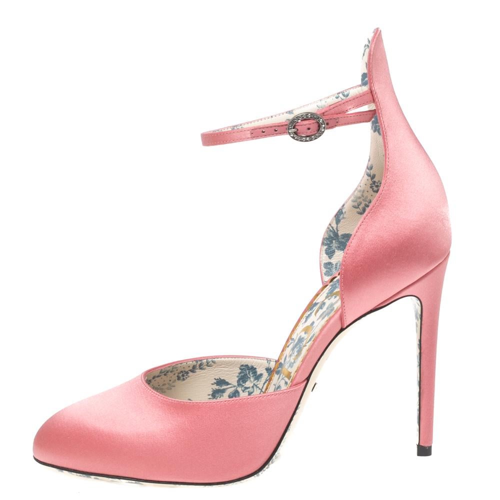 These sleek Daisy pumps from the House of Gucci are truly a splendid pair to own! Made using pink satin, these pumps feature an ankle strap, silver-tone hardware, and covered toes. They are finished with 11 cm heels. Look chic as you wear these